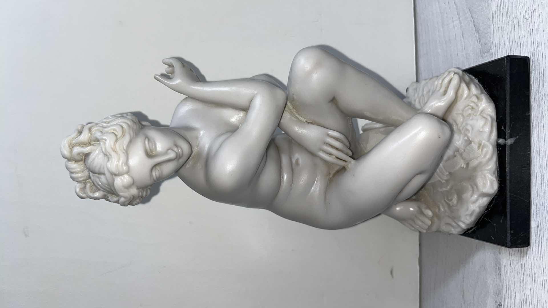 Photo 1 of G. RUGGERI “THE CROUCHING VENUS” CARRARA MARBLE CAST W DARK MARBLE BASE MADE IN ITALY 
4.5” X 4.5” H9.5”