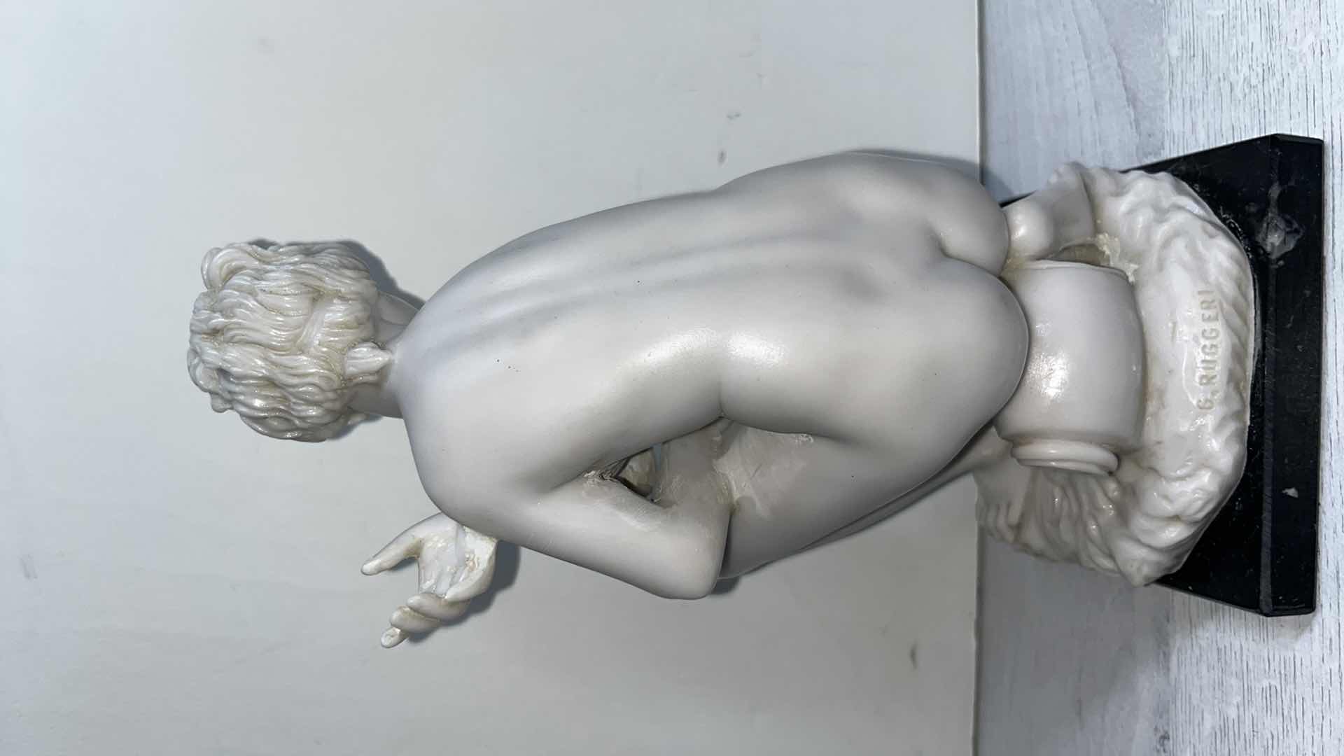 Photo 4 of G. RUGGERI “THE CROUCHING VENUS” CARRARA MARBLE CAST W DARK MARBLE BASE MADE IN ITALY 
4.5” X 4.5” H9.5”