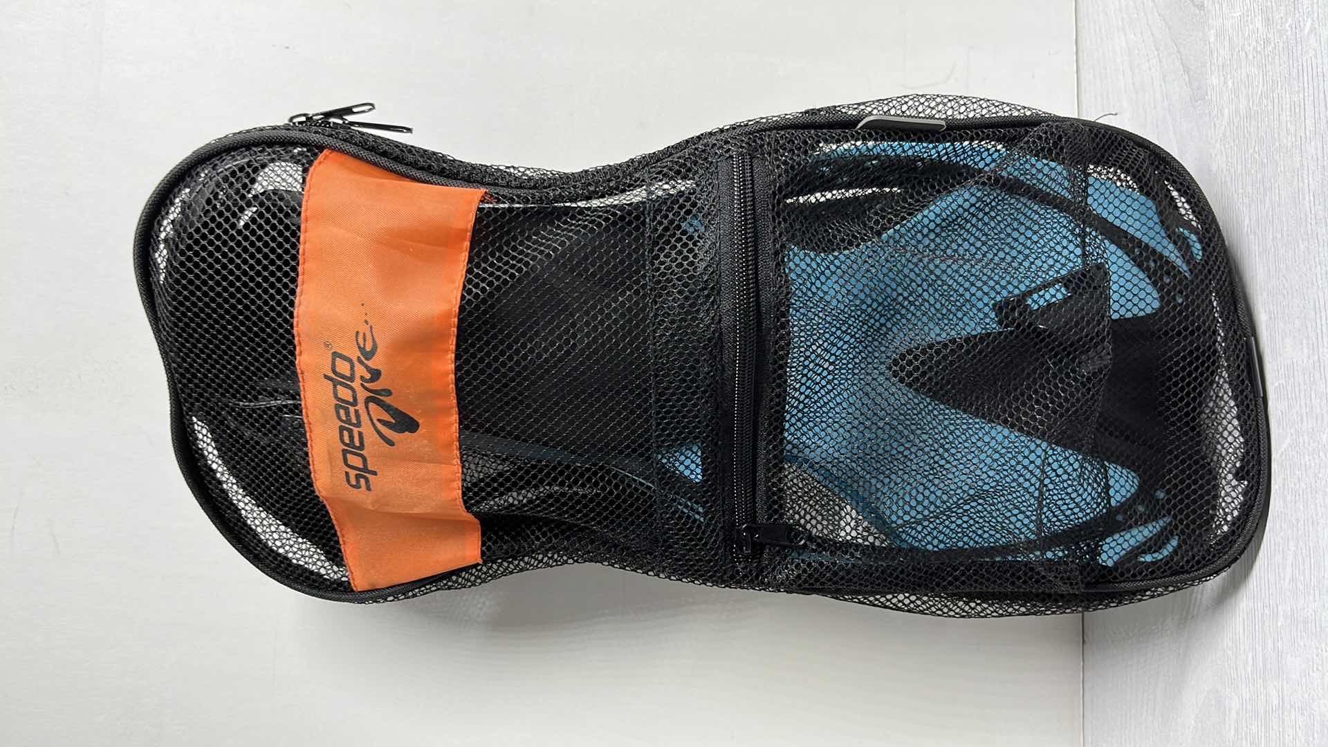 Photo 1 of SPEEDO DIVE FIN/FLIPPERS W ZIPPER BACKPACK JR SIZE L/XL U.S. SIZE 1-4