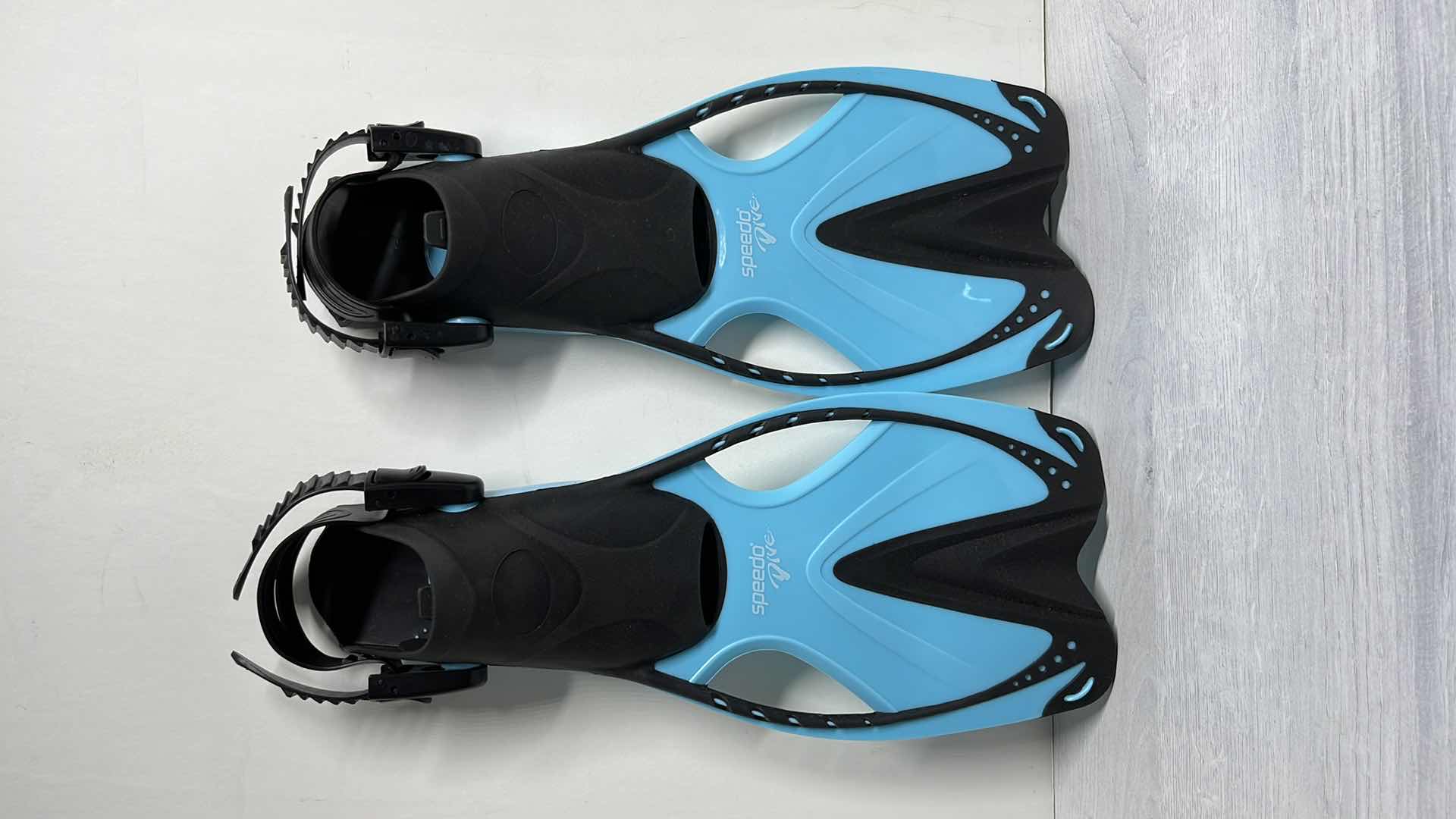 Photo 3 of SPEEDO DIVE FIN/FLIPPERS W ZIPPER BACKPACK JR SIZE L/XL U.S. SIZE 1-4