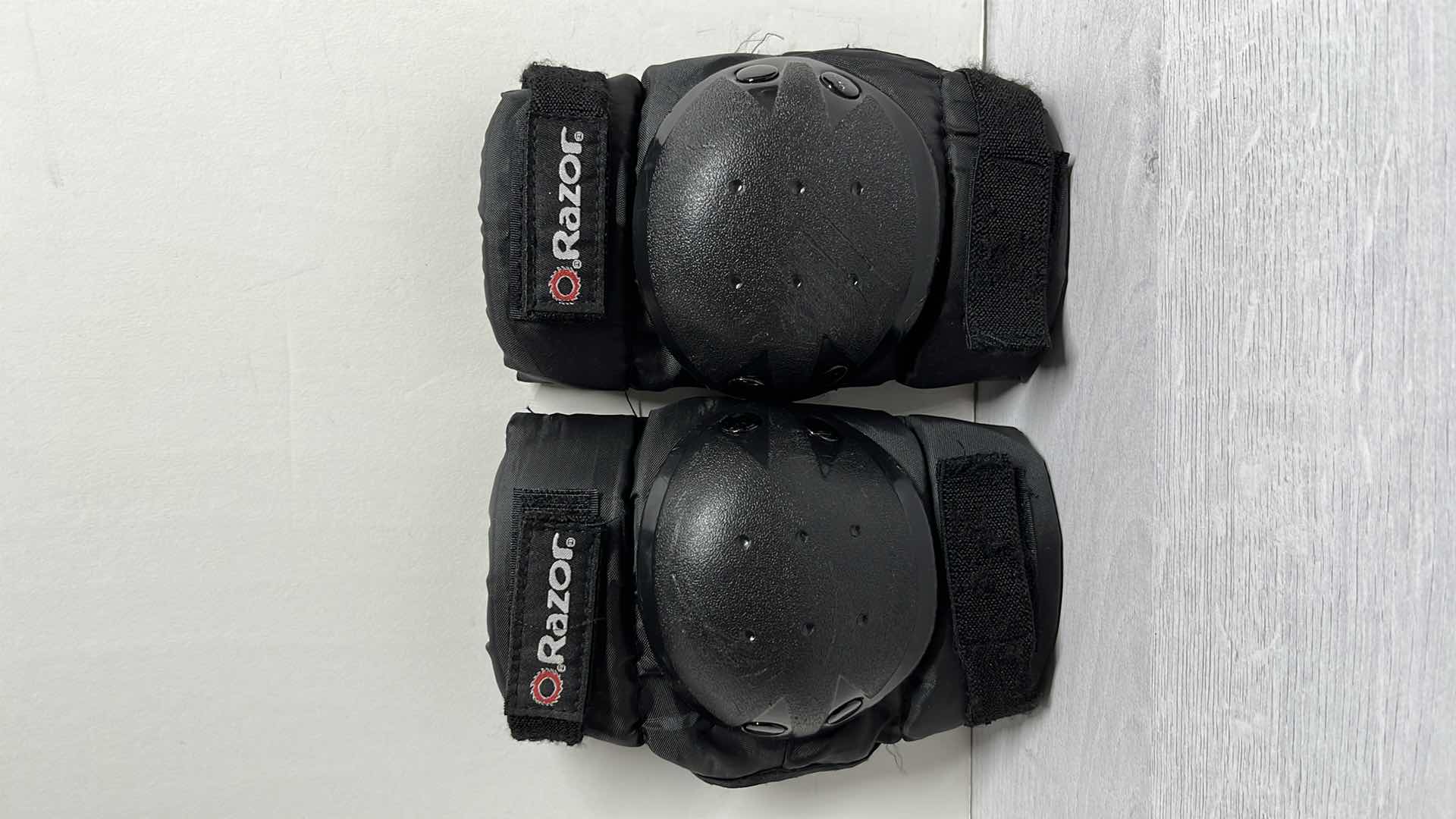 Photo 3 of RAZOR YOUTH SIZE MEDIUM ELBOW/KNEE PADS W STAR GLOVES