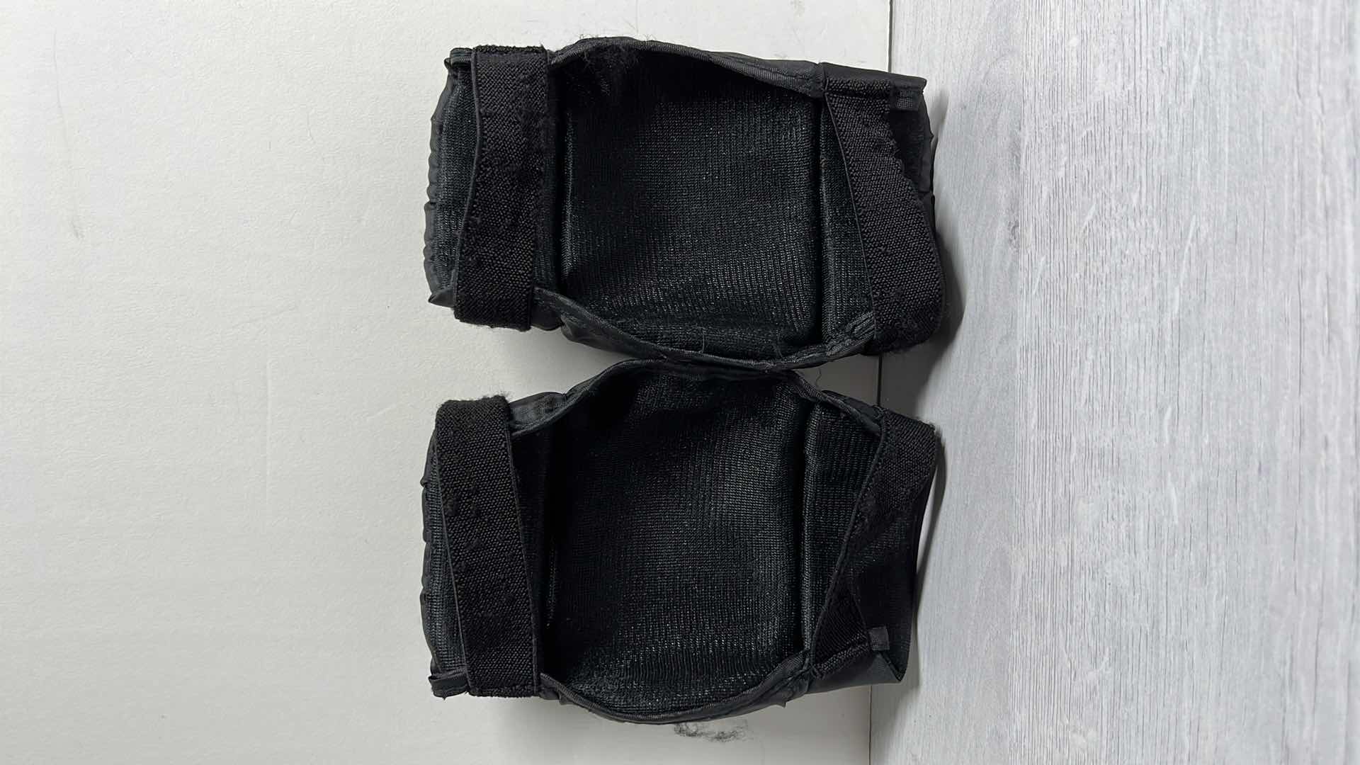 Photo 5 of RAZOR YOUTH SIZE MEDIUM ELBOW/KNEE PADS W STAR GLOVES