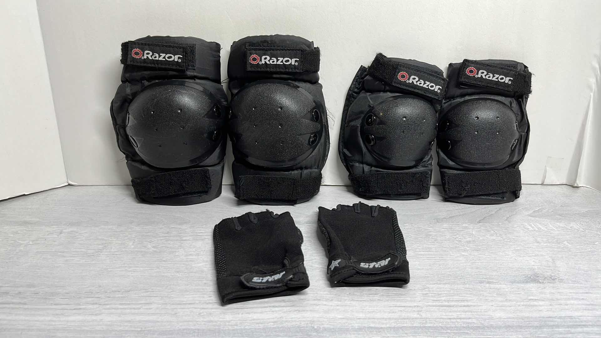 Photo 1 of RAZOR YOUTH SIZE MEDIUM ELBOW/KNEE PADS W STAR GLOVES