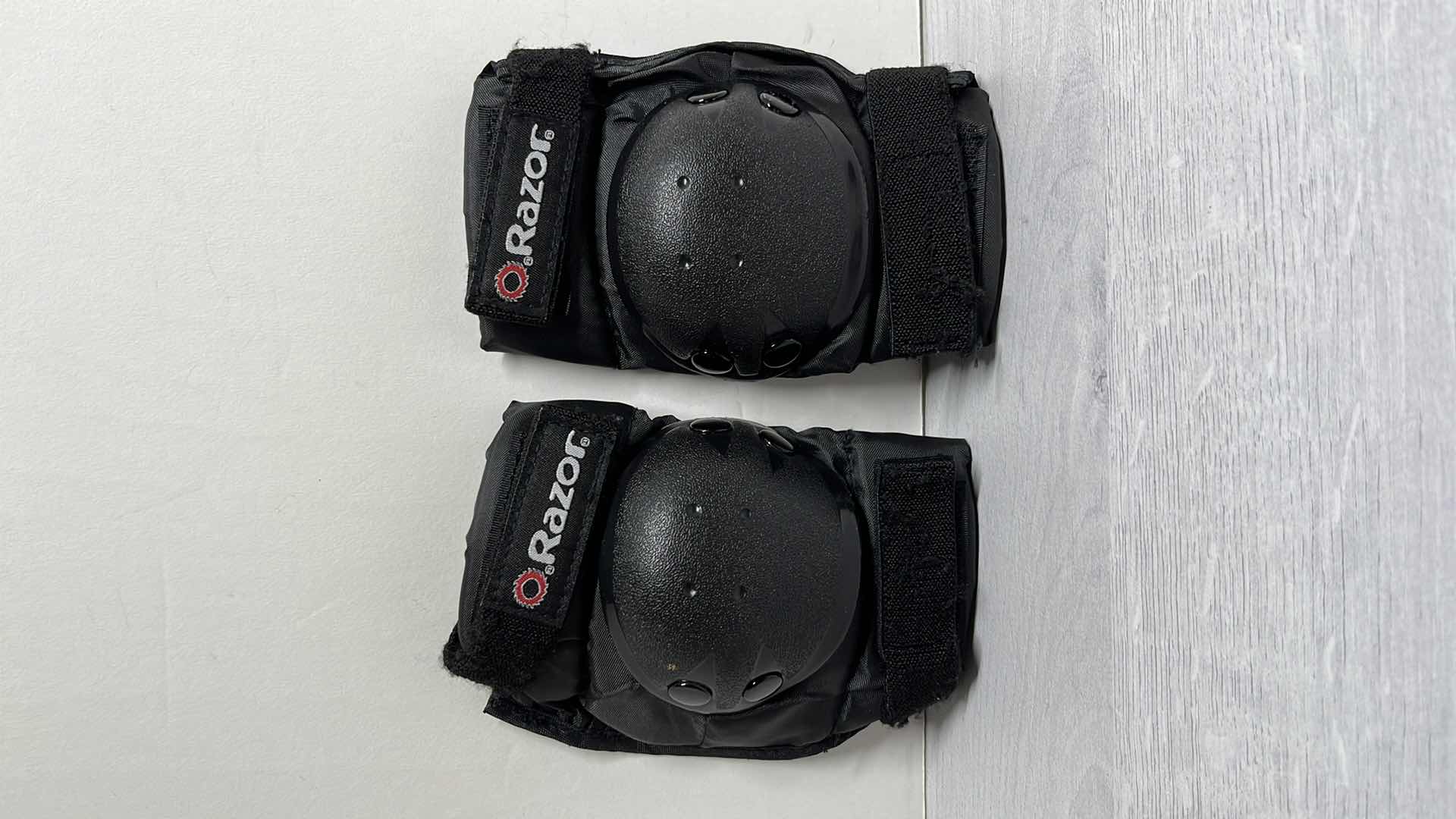 Photo 6 of RAZOR YOUTH SIZE MEDIUM ELBOW/KNEE PADS W STAR GLOVES