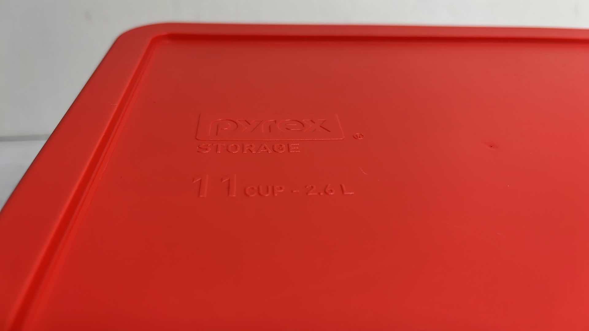 Photo 4 of PYREX RECTANGULAR GLASS BAKEWARE/STORAGE W LIDS 11 CUP (2)