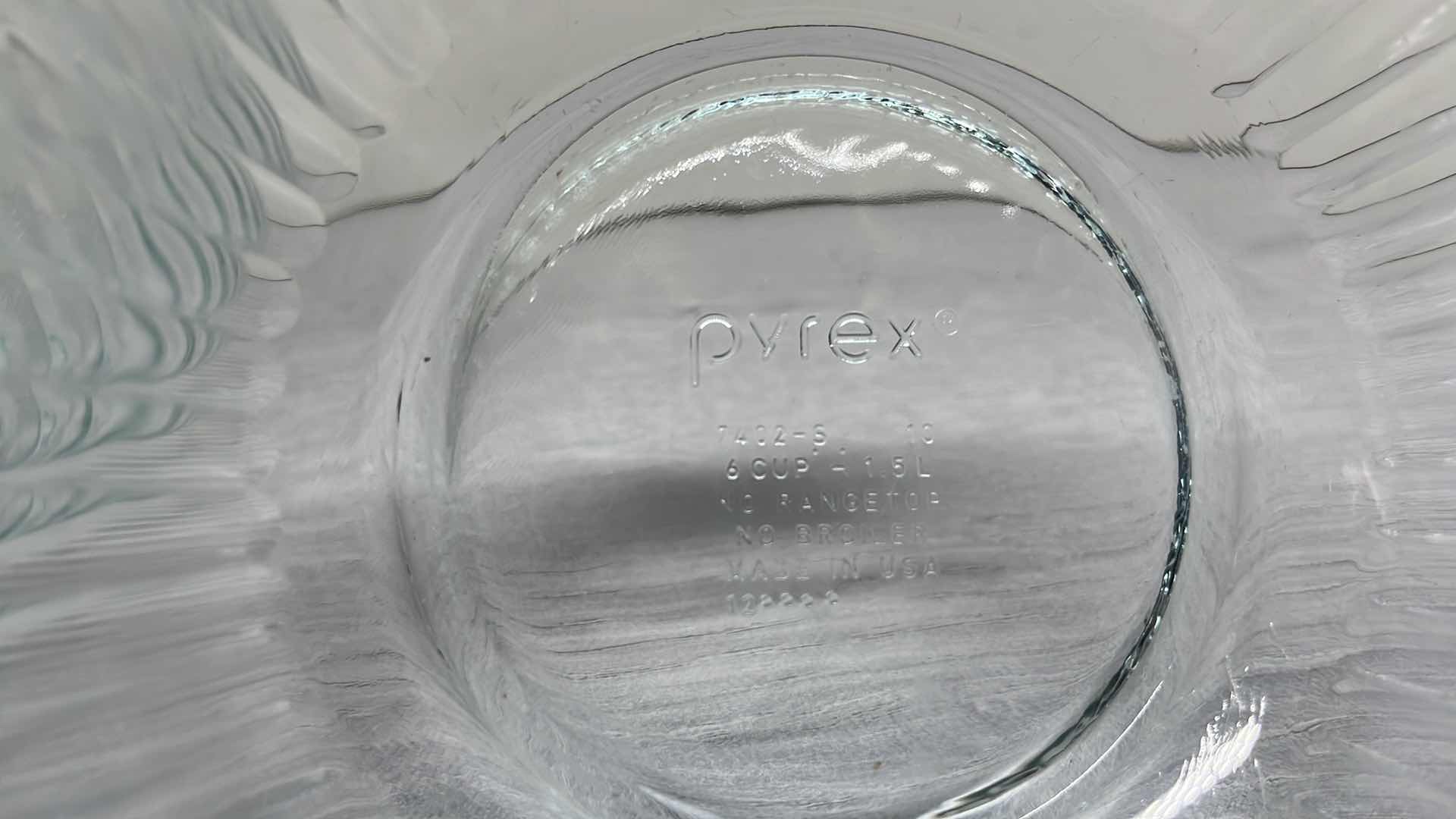 Photo 4 of PYREX CLEAR AQUA RIBBED MIXING BOWL W LIDS 4.5L, 2.5L, 1.5L (3)