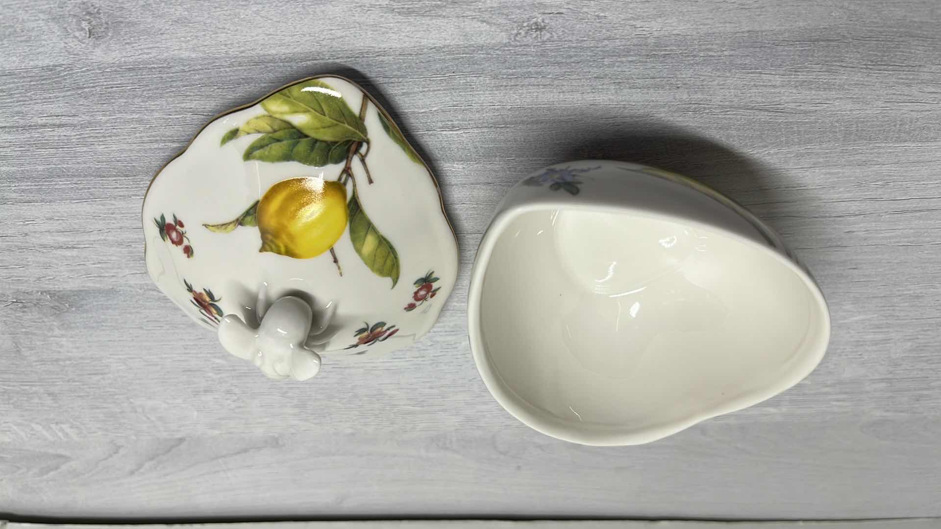 Photo 3 of TANIA BULHOES MARQUESA COLLECTION PORCELAIN BOWL W COVER 3.75” X 4.25” H4” 