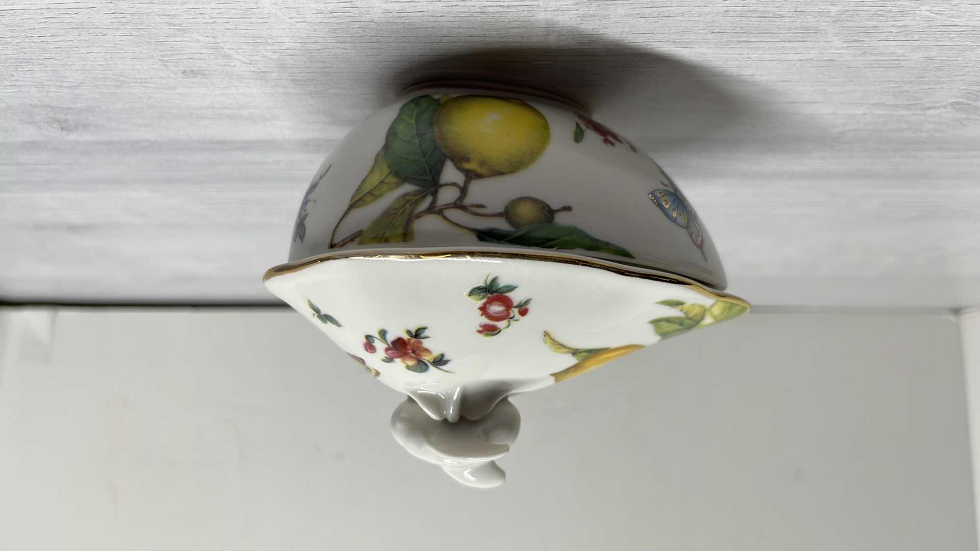 Photo 1 of TANIA BULHOES MARQUESA COLLECTION PORCELAIN BOWL W COVER 3.75” X 4.25” H4” 
