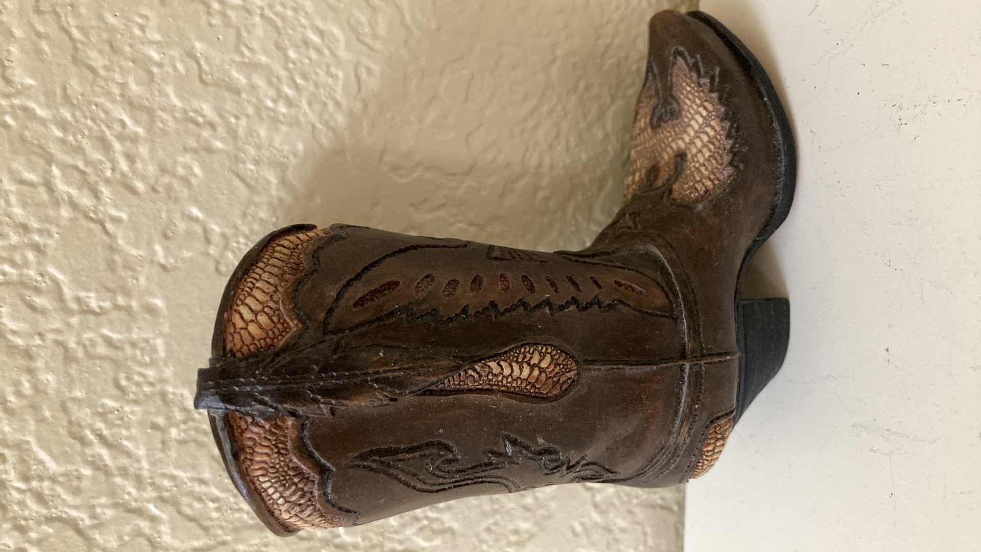 Photo 2 of JPC THUNDERBIRD WESTERN COWBOY BOOT RESIN DECOR H4.25”