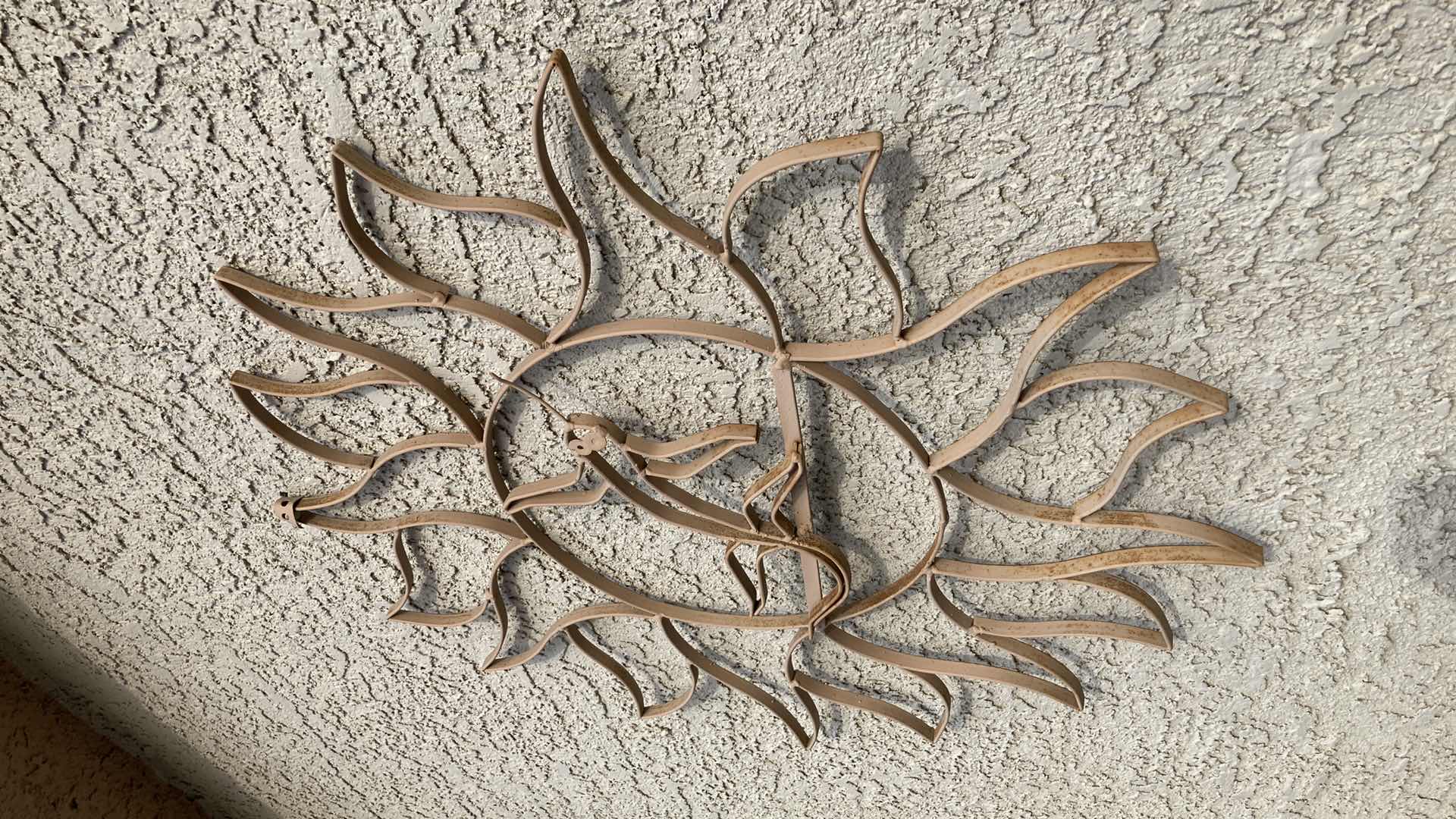 Photo 3 of OUTDOOR GECKO & SUN METAL CRAFTED WALL ART 29”