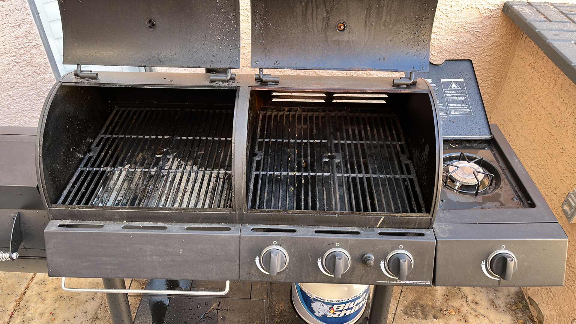 Photo 4 of OKLAHOMA JOE’S SMOKERS BLACK LONGHORN COMBO 3 BURNER CHARCOAL & PROPANE GAS SMOKER BBQ GRILL MODEL 15202029 1,060sq.in. COOKING SPACE W COVER, BLUE RHINO 15LB PROPANE TANK & GRILLING ACCESSORIES (READ NOTES)