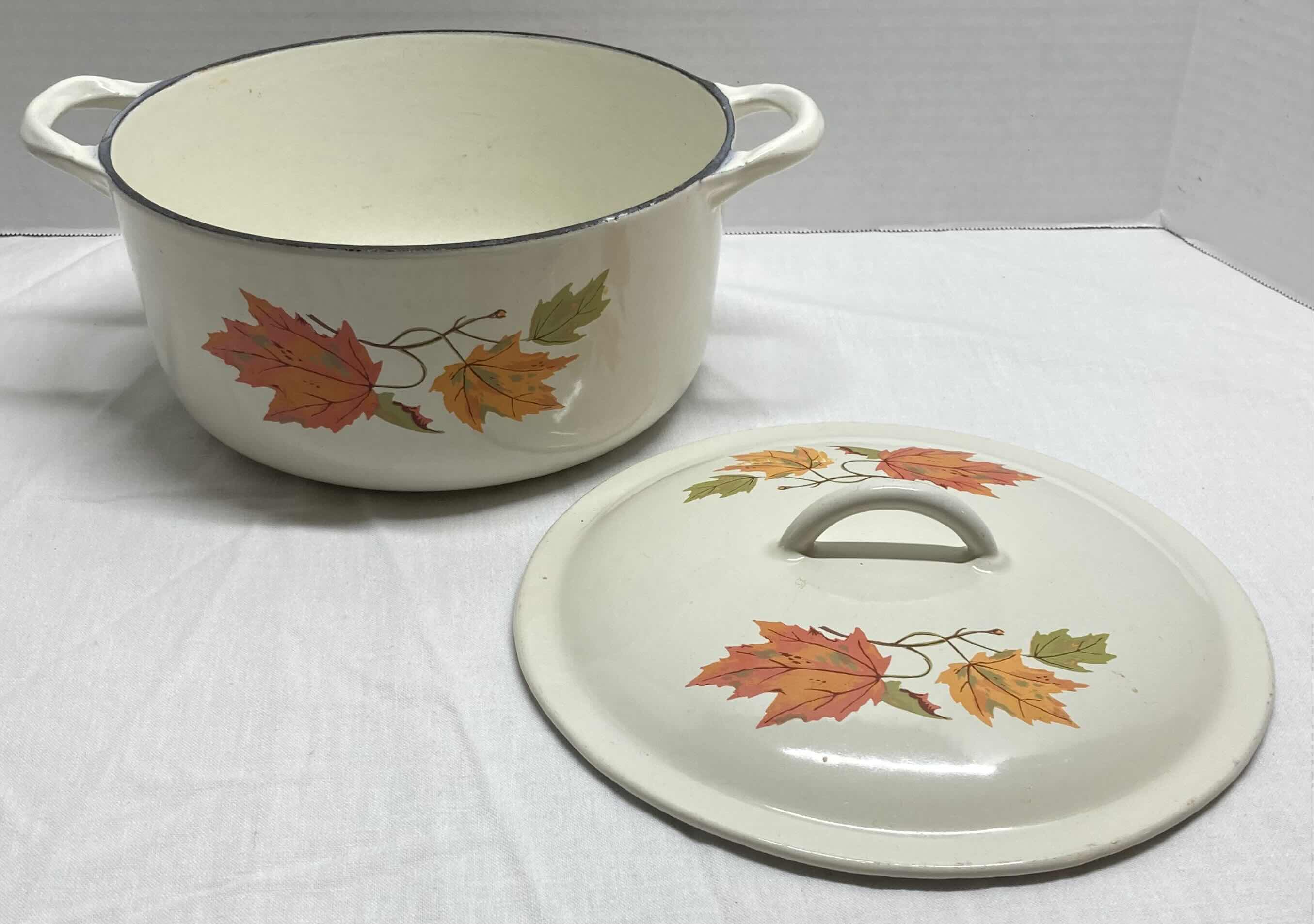 Photo 2 of DESCOWARE MAPLE LEAF CAST IRON 3.5QT CASSEROLE DISH W LID