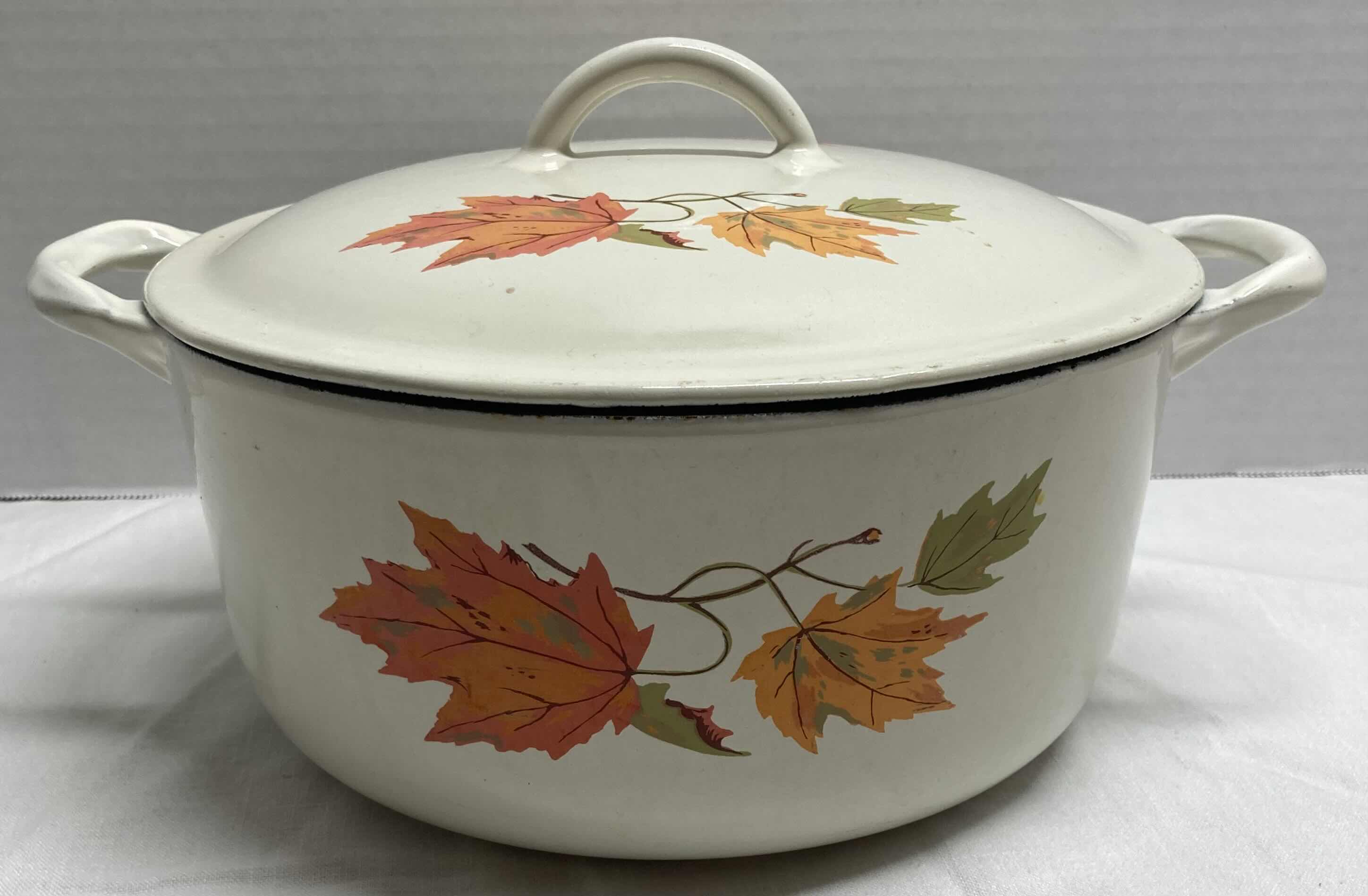 Photo 1 of DESCOWARE MAPLE LEAF CAST IRON 3.5QT CASSEROLE DISH W LID