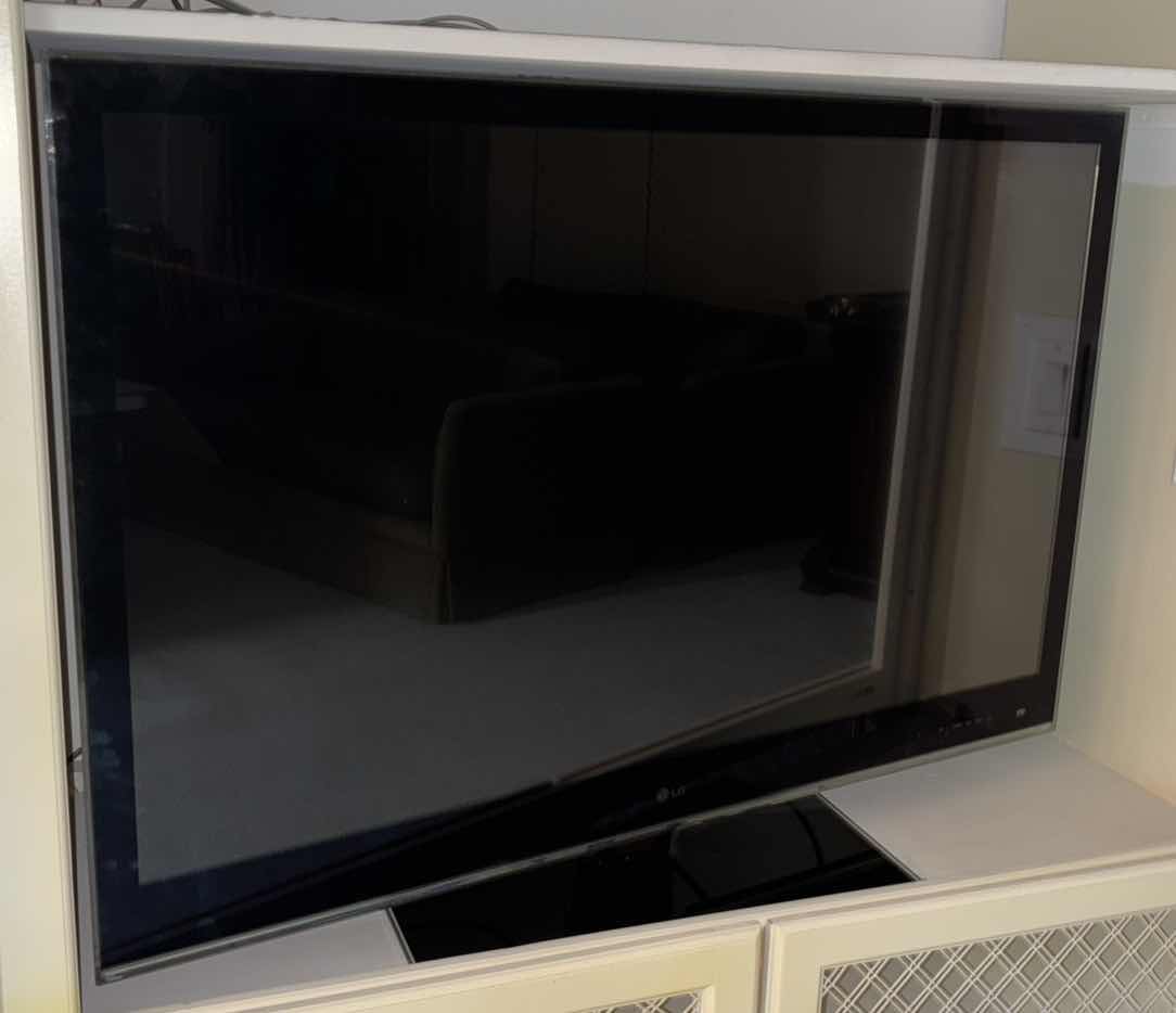 Photo 2 of LG INFINIA 47" CLASS 1080p 240Hz LED-LCD HDTV W REMOTE CONTROLLER & SWIVEL STAND (MODEL 47LE8500)