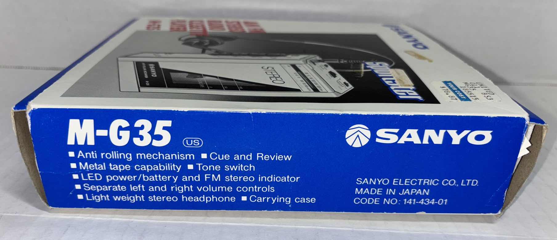 Photo 3 of SANYO SPORTSTER MINI AM/FM STEREO RADIO CASSETTE PLAYER W HEADPHONES (M-G35)