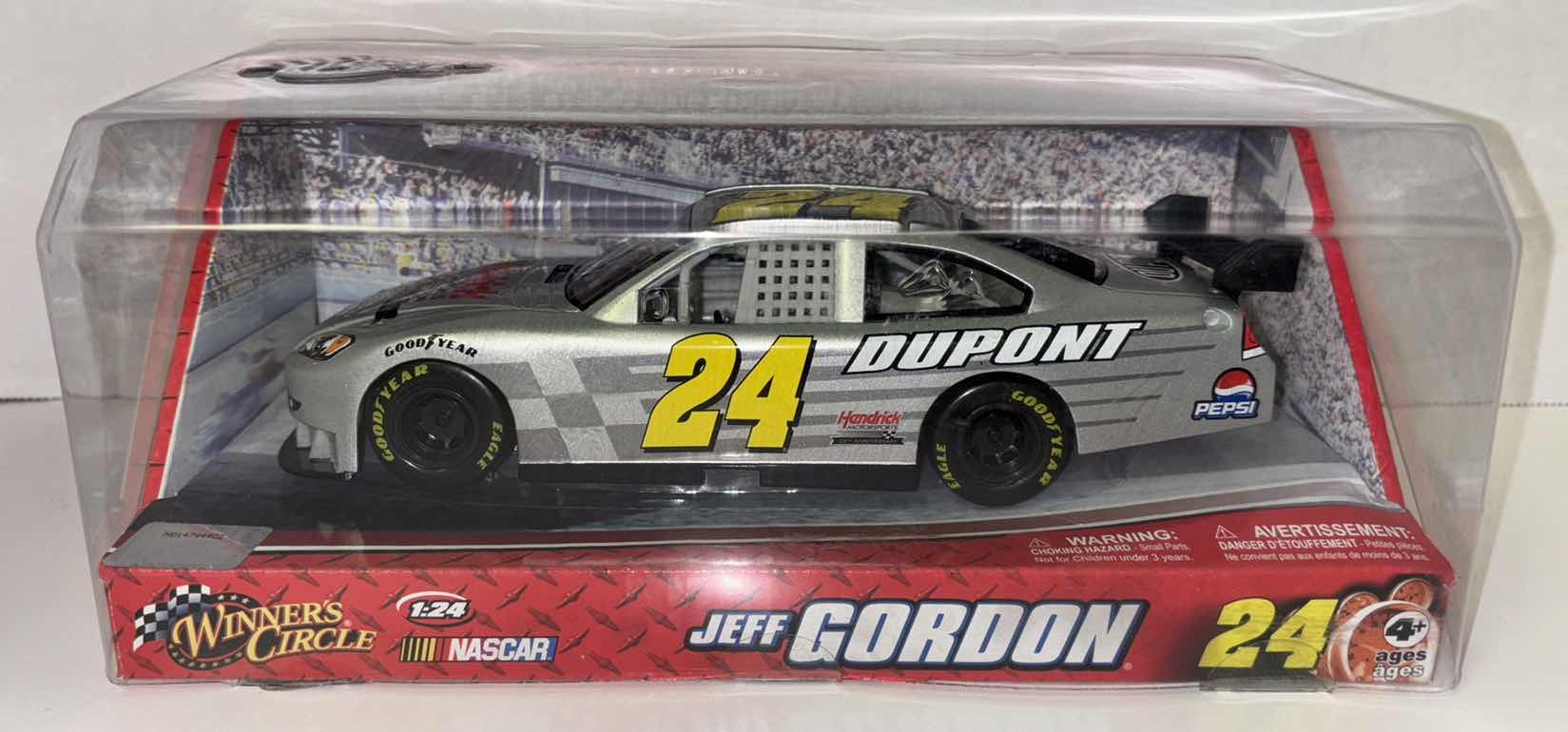 Photo 1 of NEW 2009 WINNERS CIRCLE NASCAR JEFF GORDON #24 1:24 SCALE RACE CAR (#06665)