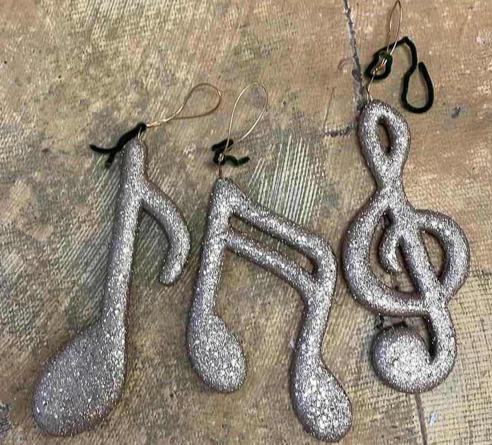 Photo 1 of SILVER GLITTER FINISH MUSICAL NOTE ORNAMENTS (12) H12”