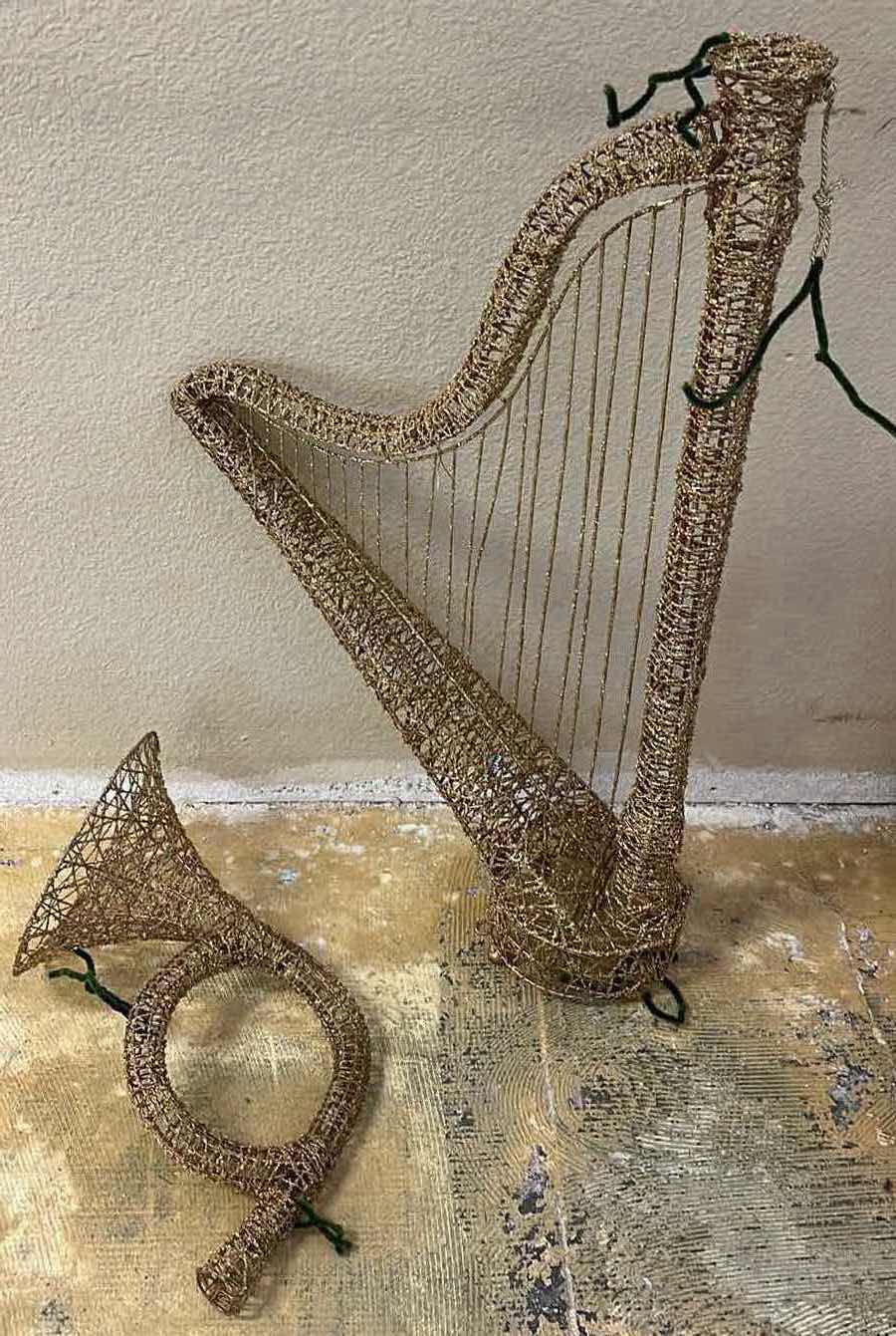 Photo 1 of CHRISTMAS GOLD GLITTER FINISH WIRE MUSICAL INSTRUMENTS DECOR (2)