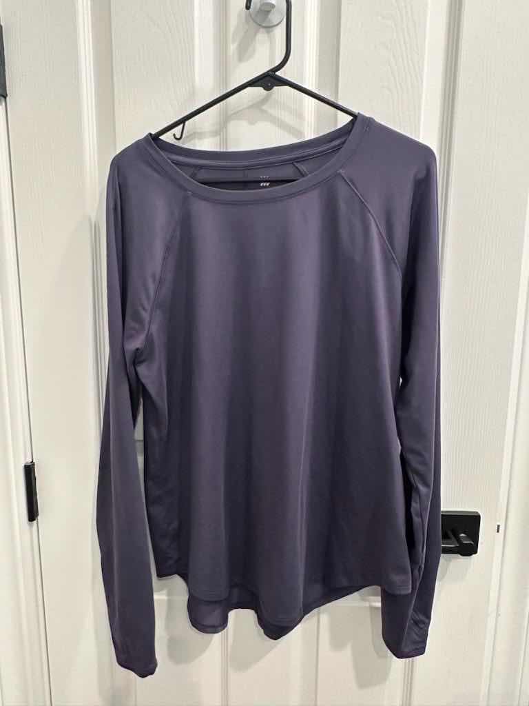 Photo 2 of 4 WOMENS WORKOUT TOPS SIZE XL