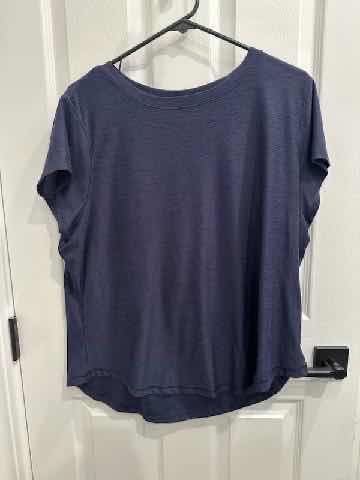 Photo 2 of 4 WOMENS WORK OUT TOPS SIZE XL