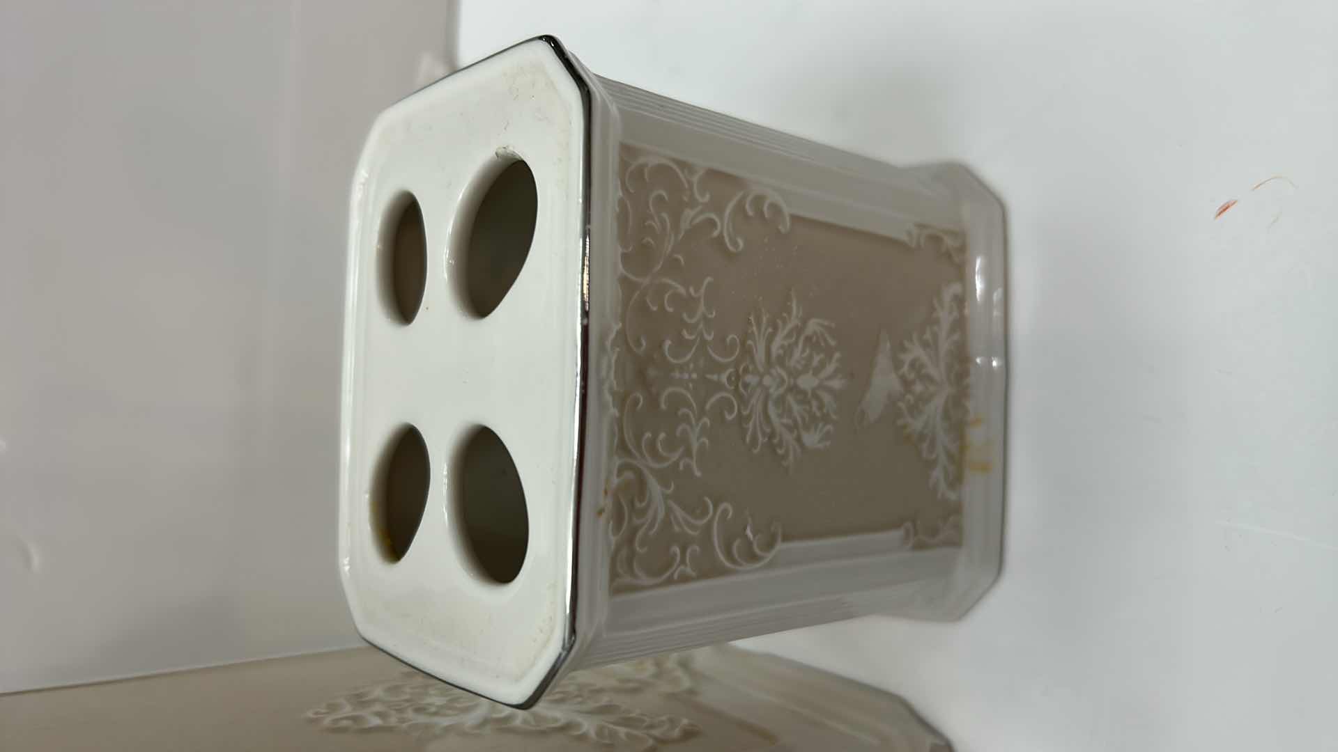 Photo 3 of CHRIS MADDEN IVORY AND BEIGE BATHROOM DECOR $80