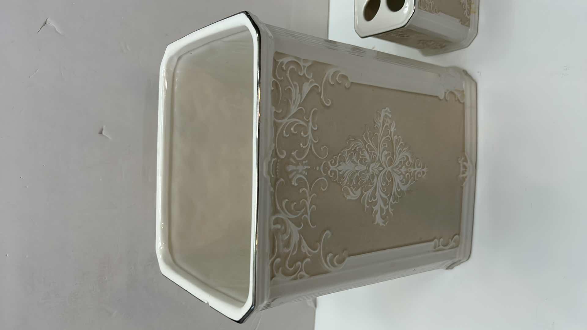 Photo 2 of CHRIS MADDEN IVORY AND BEIGE BATHROOM DECOR $80