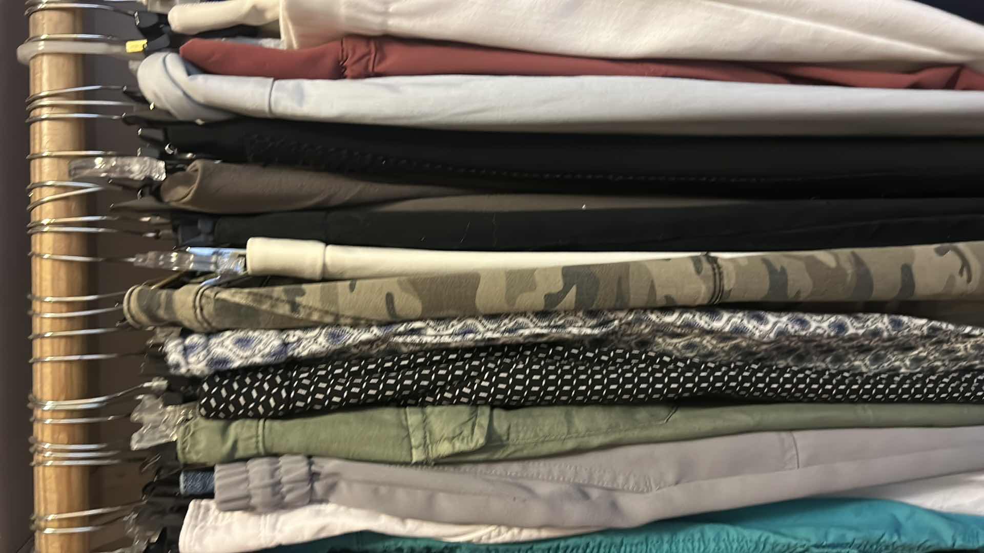 Photo 4 of RACK OF WOMENSWEAR- PANTS MOSTLY SIZE 6-8