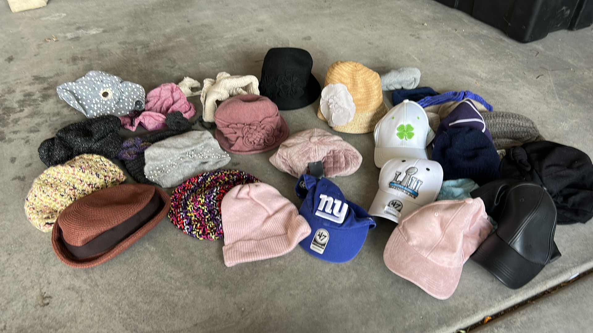 Photo 2 of BAG OF WOMENS HATS