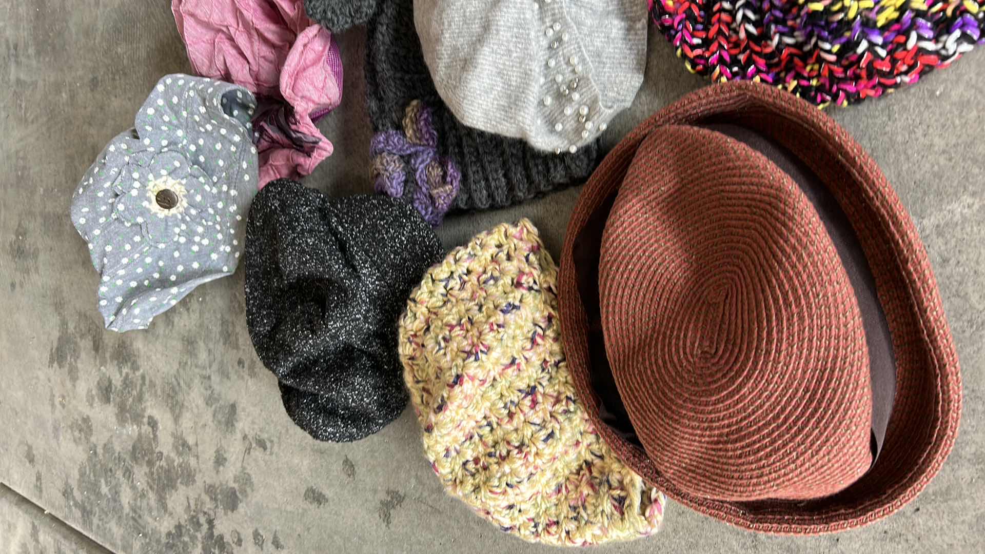 Photo 3 of BAG OF WOMENS HATS