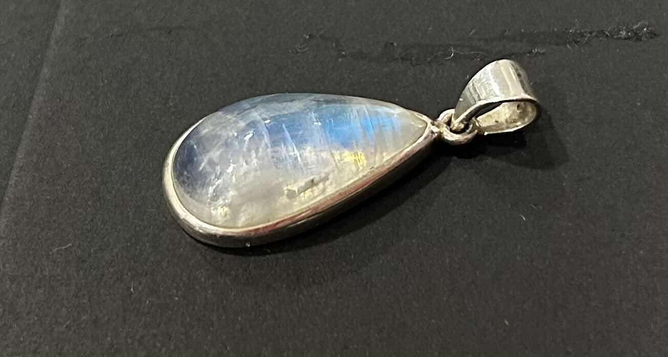 Photo 3 of FINE JEWELRY- .925 STERLING SILVER MOONSTONE PENDANT (MOONSTONE IS 1”) CHANGES COLORS FROM WHITE TO BLUE