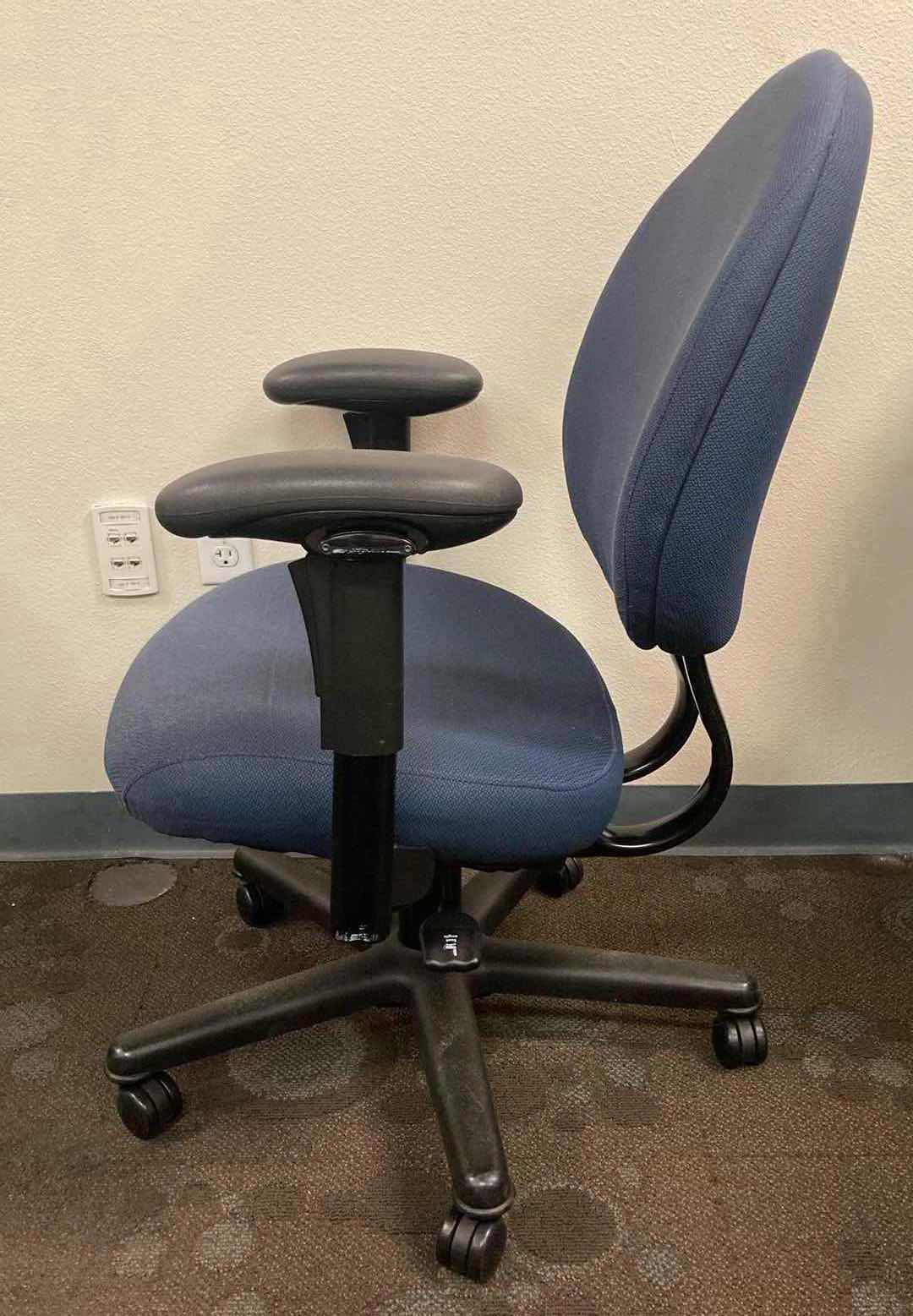 Photo 2 of STEELCASE CRITERION PLUS BLUE SWIVEL OFFICE CHAIR 27.5” X 22.5” H38-44.5”