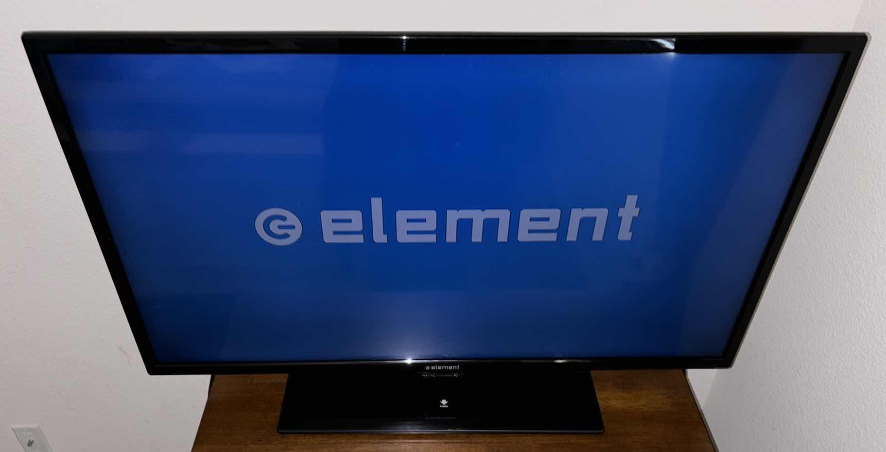 Photo 1 of ELEMENT 40" FLATSCREEN LED 1080p HDTV