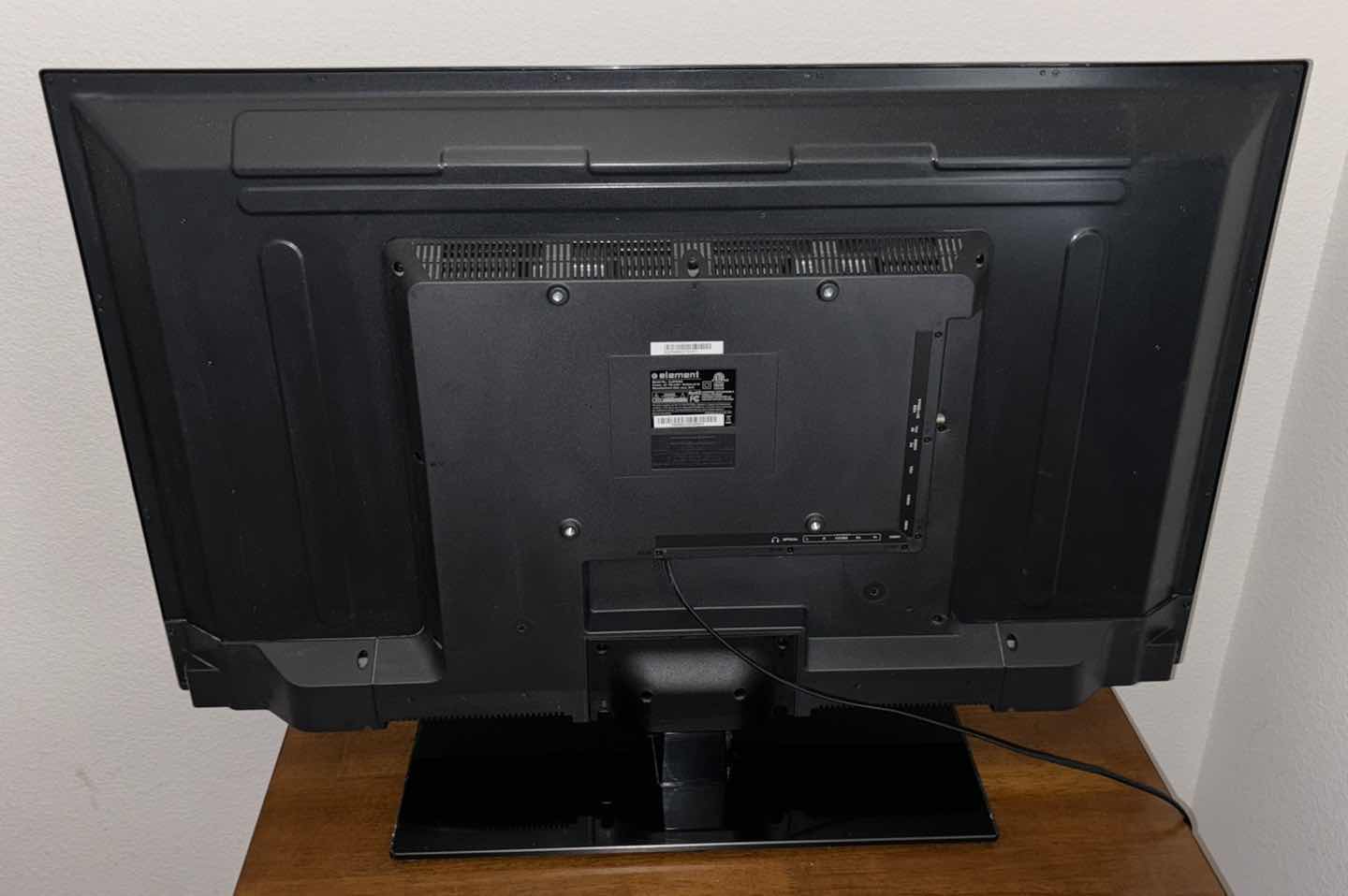 Photo 1 of ELEMENT 40" FLATSCREEN LED 1080p HDTV