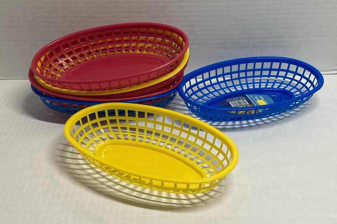 Photo 1 of MASTER CHEF MIXING BOWL W LID 5.8QT & 10PC DELI BASKETS 9.25” X 5.67”