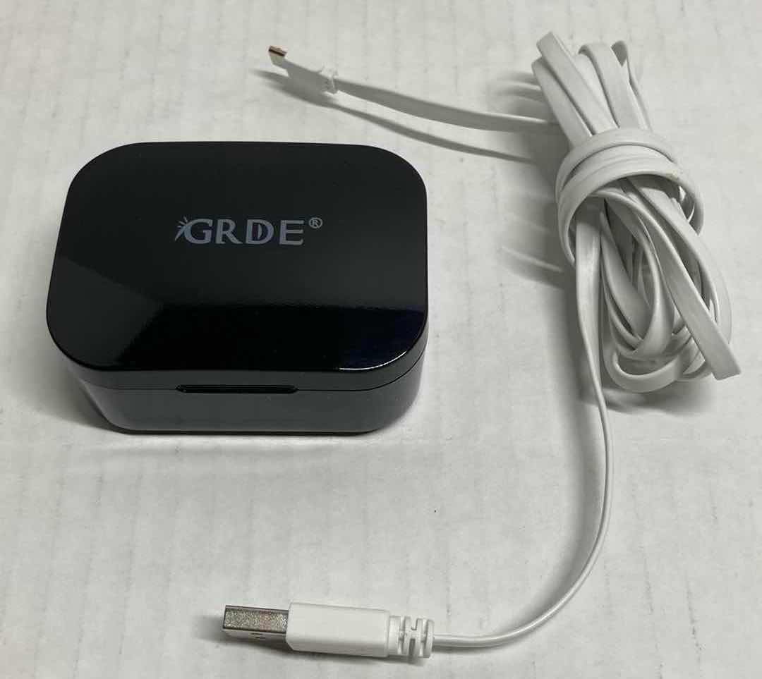 Photo 1 of GRDE WIRELESS EARPHONES W CHARGER