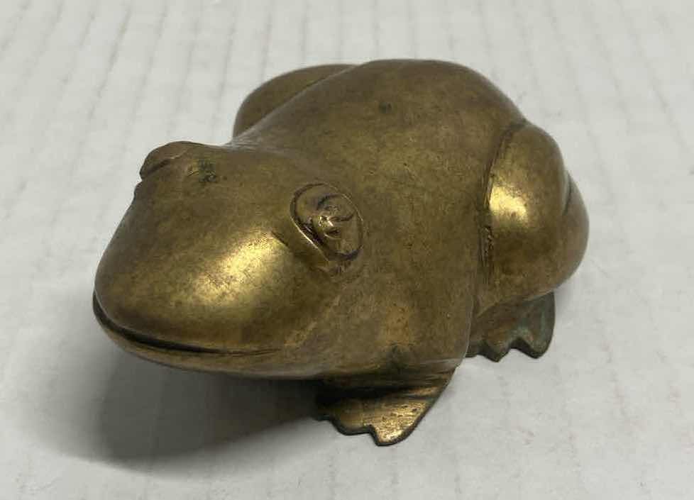 Photo 1 of ANTIQUE BRASS KAERU FROG PAPERWEIGHT H1.5”