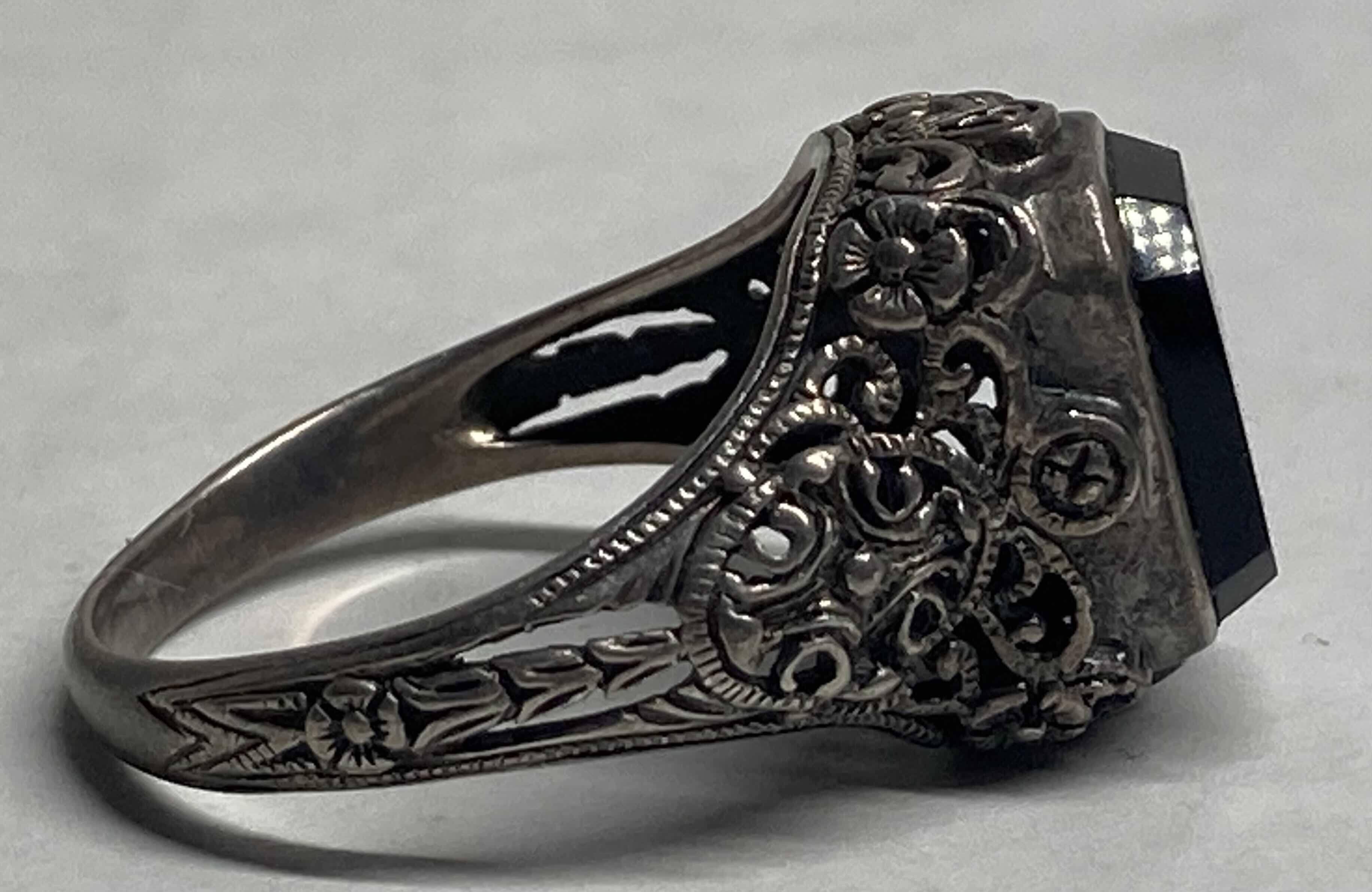 Photo 1 of 925 SILVER RING W BLACK STONE APPROX RING SIZE 8.5-9