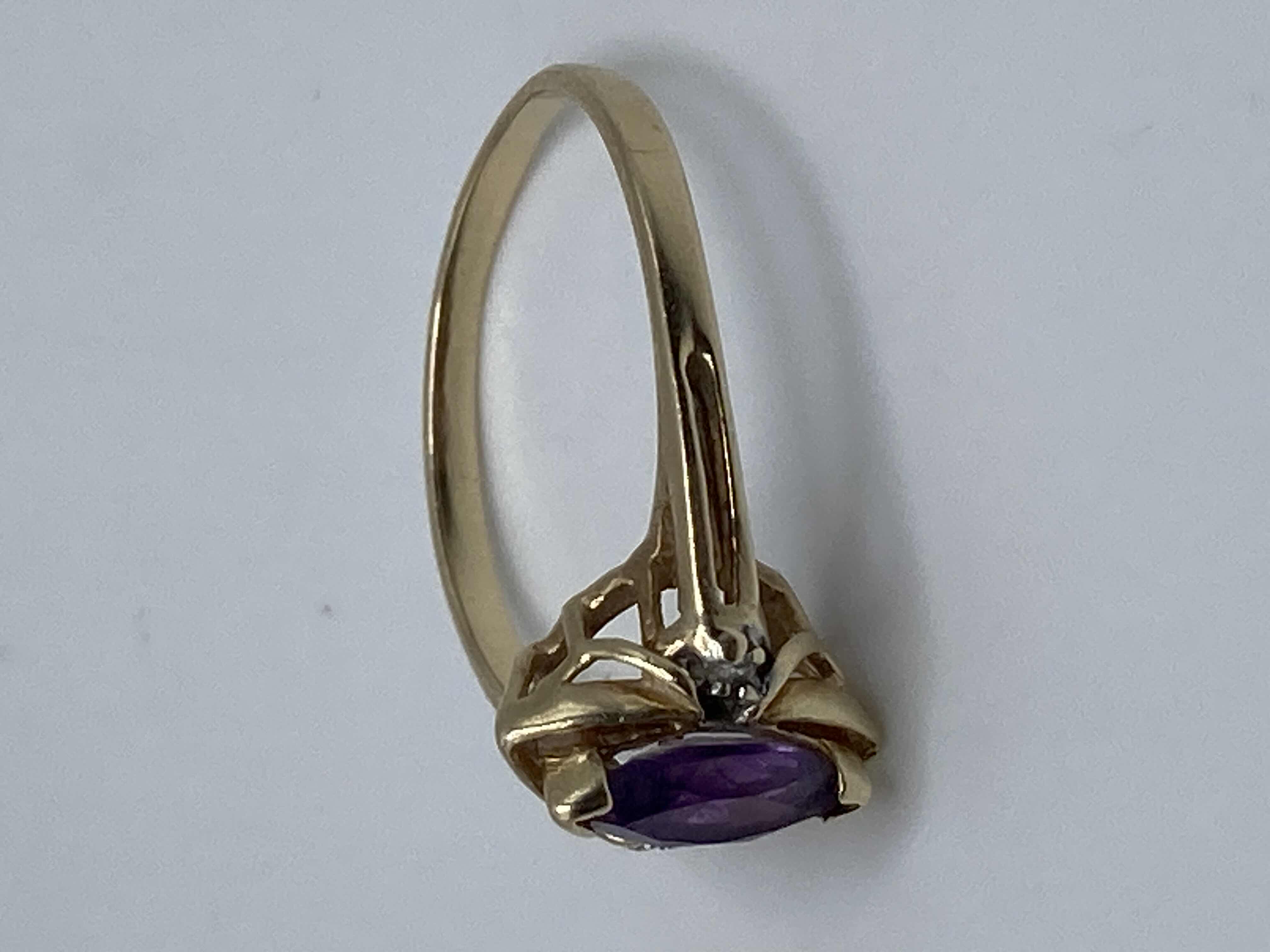 Photo 1 of GOLD RING W PURPLE STONE APPROX RING SIZE 8.5-9
