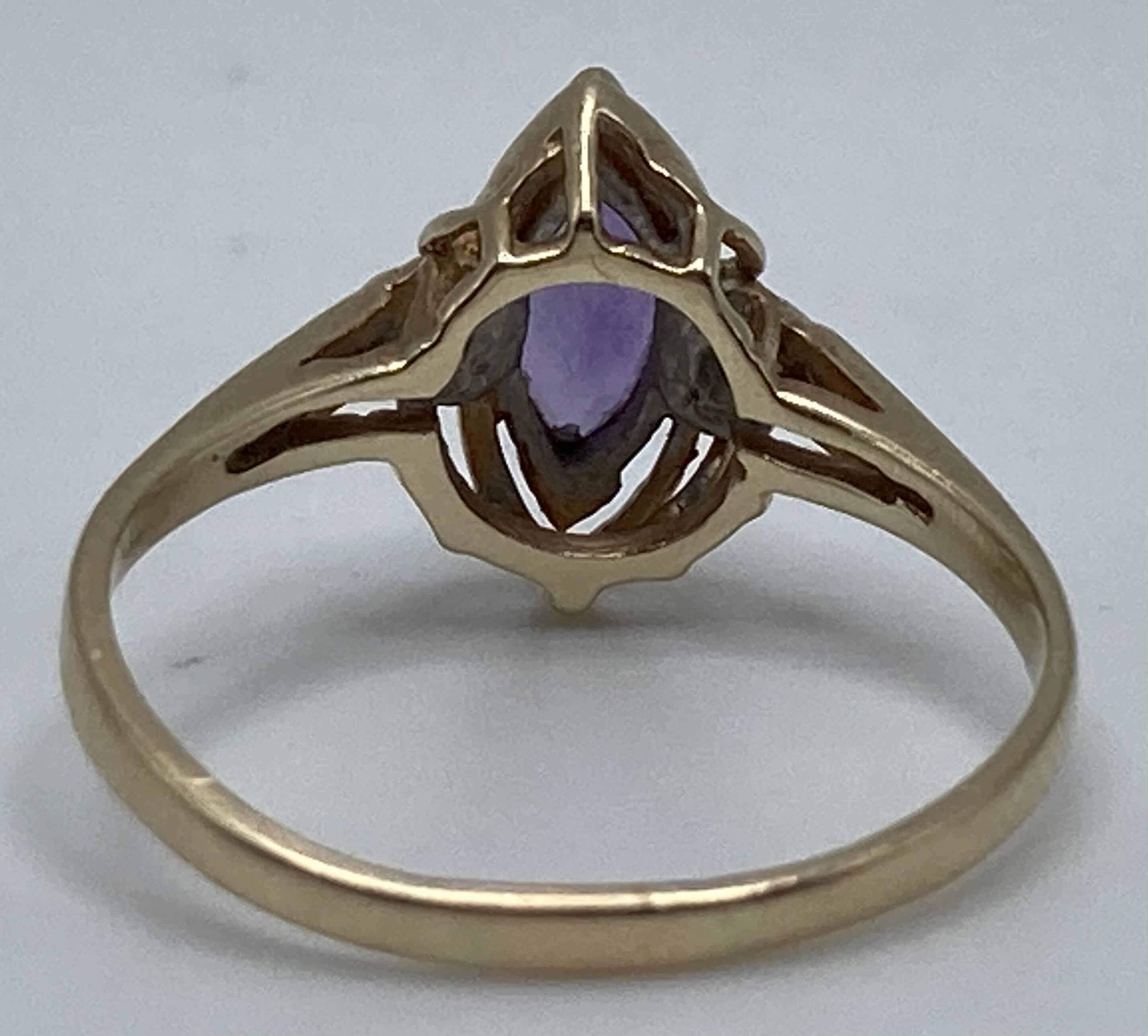 Photo 1 of GOLD RING W PURPLE STONE APPROX RING SIZE 8.5-9