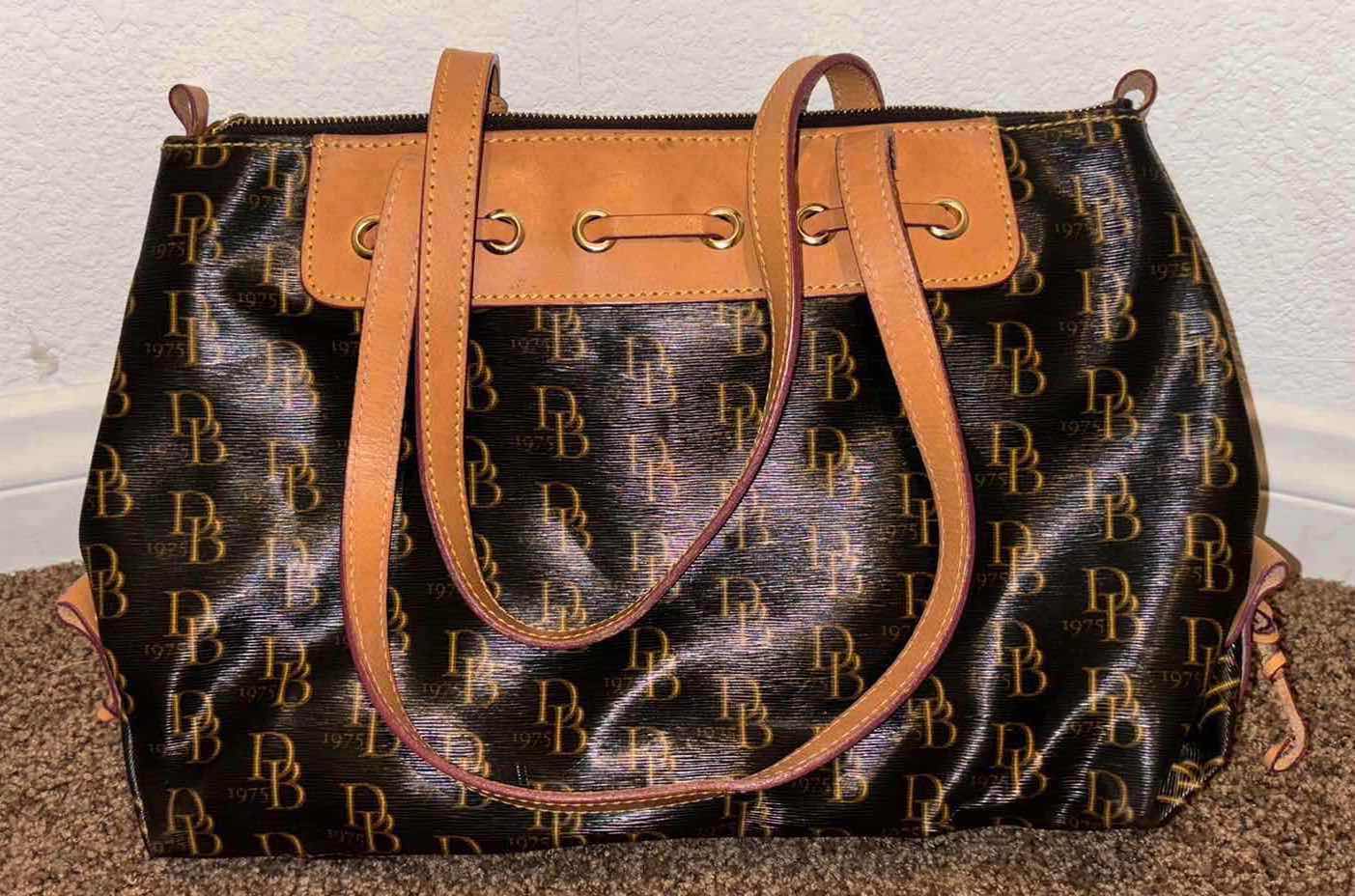 Photo 1 of DOONEY & BURKE HANDBAG & WALLET SET (NOT AUTHENTICATED)