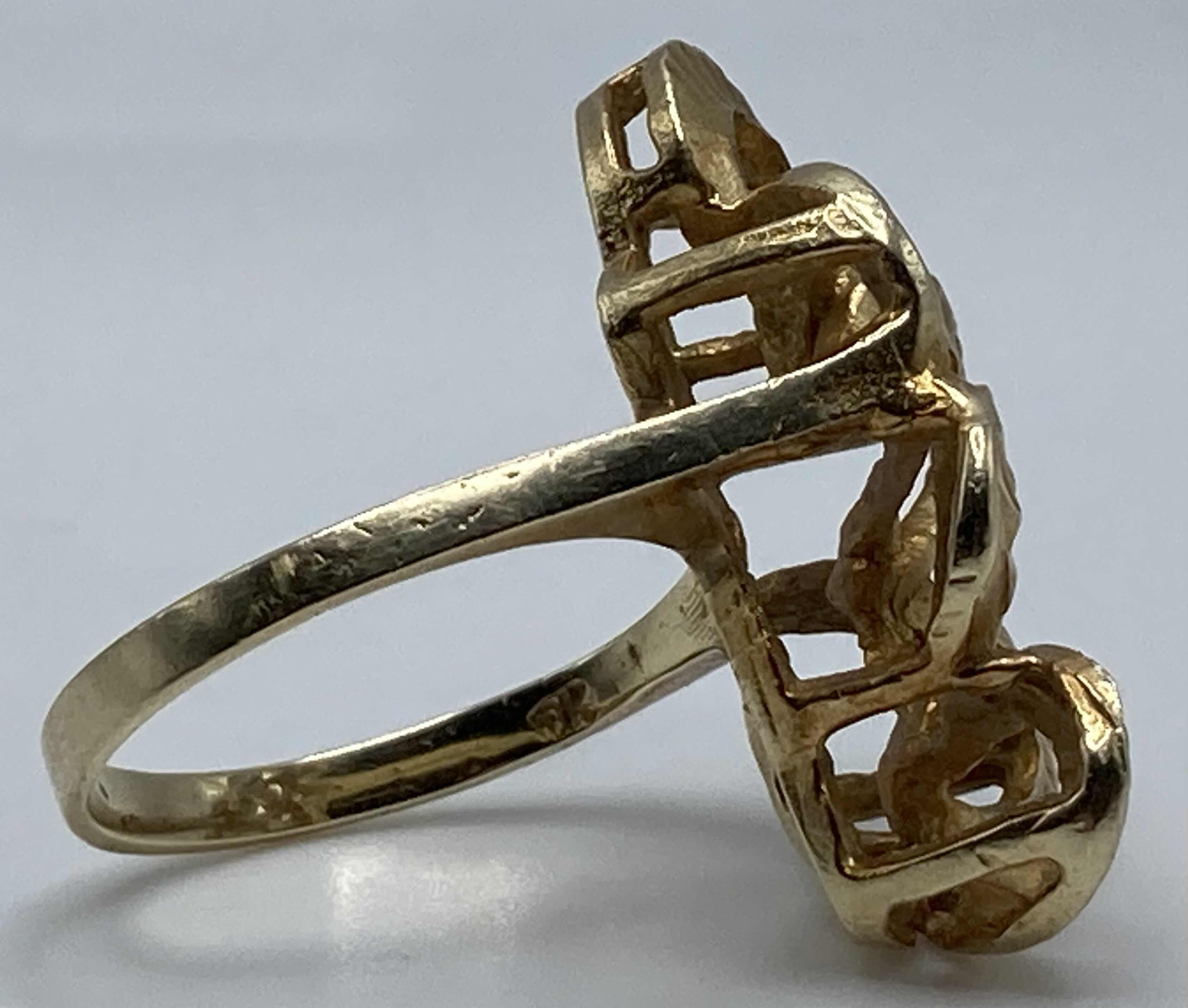 Photo 1 of GOLD RING APPROX RING SIZE 8.5-9