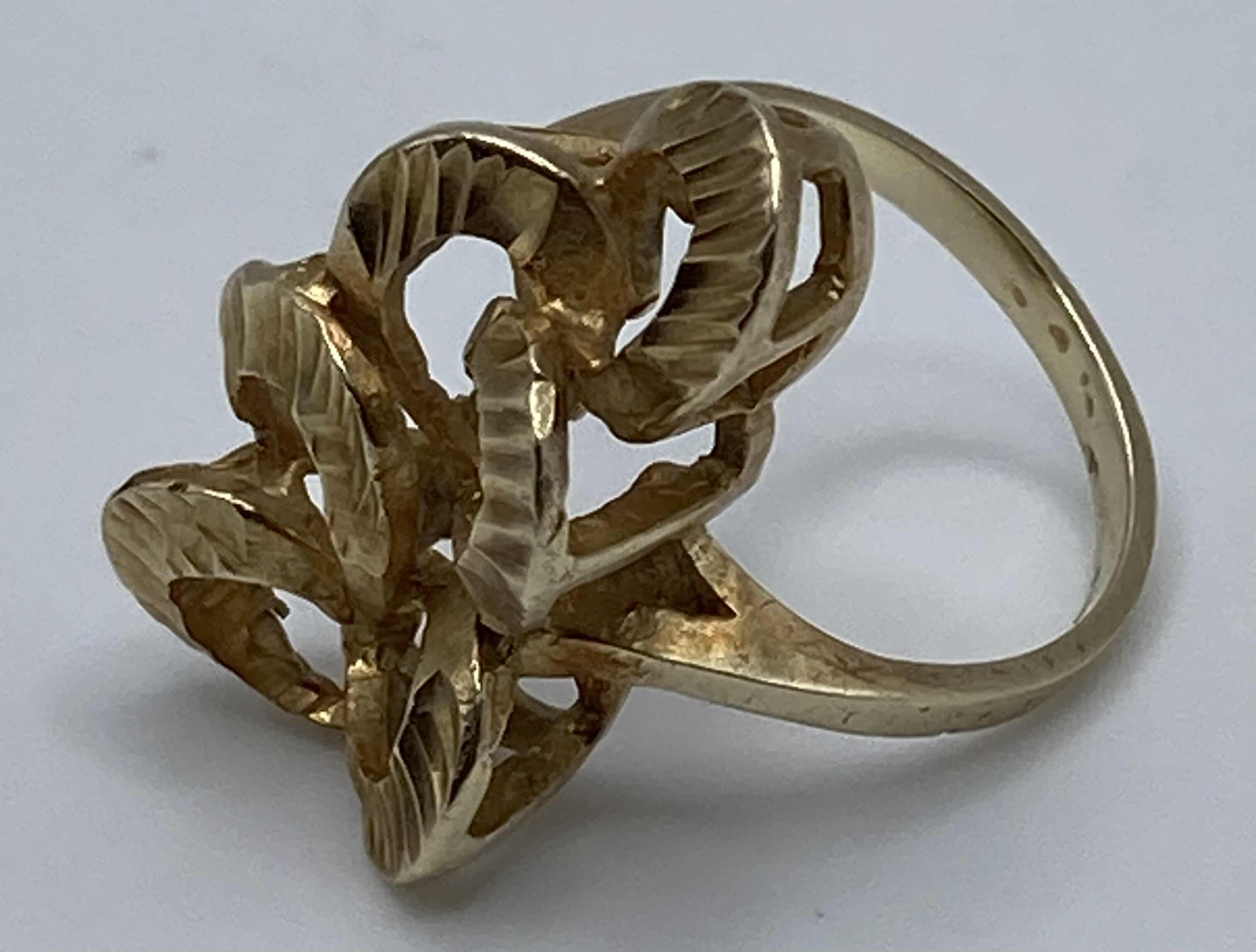 Photo 1 of GOLD RING APPROX RING SIZE 8.5-9