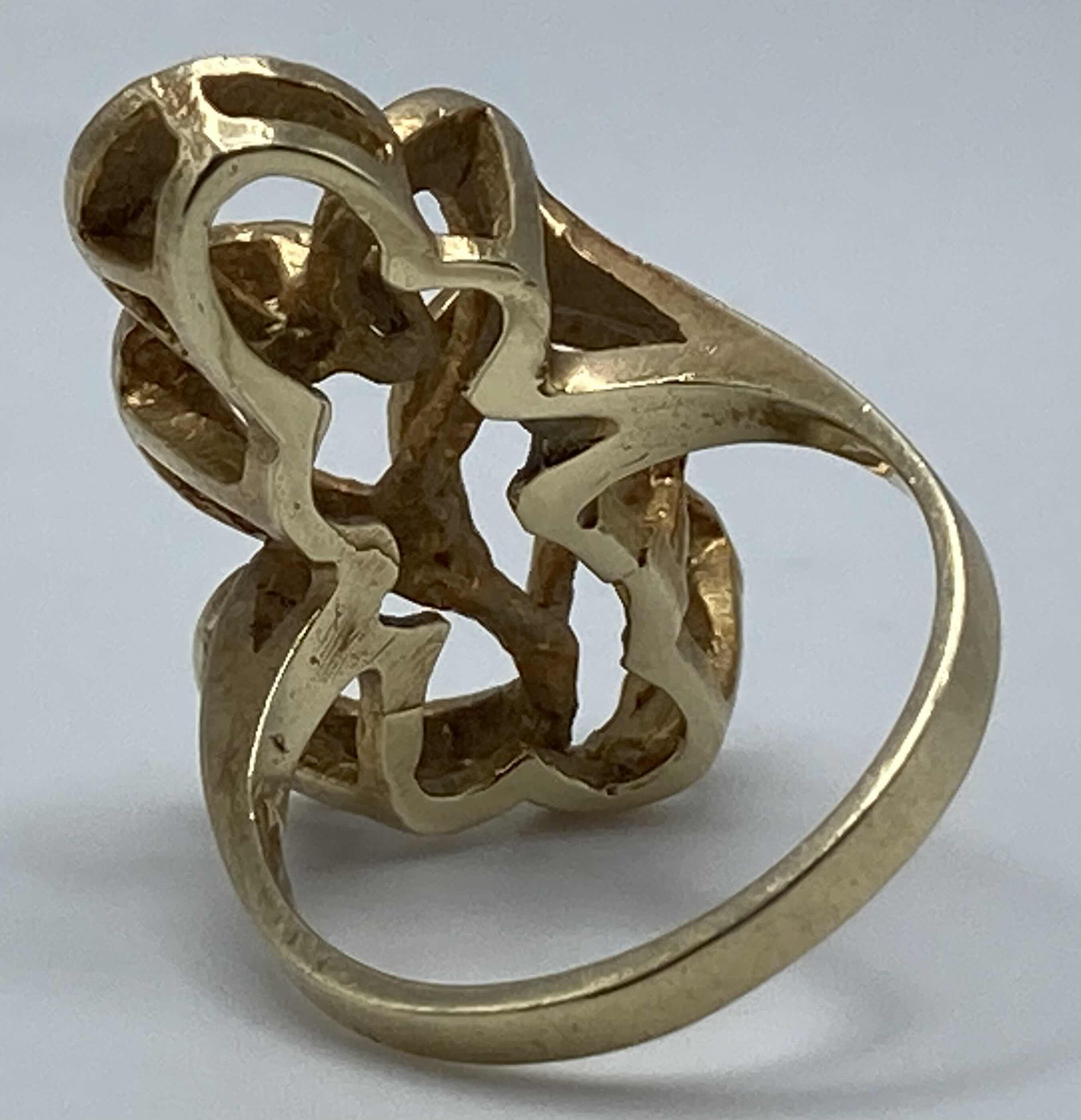 Photo 1 of GOLD RING APPROX RING SIZE 8.5-9