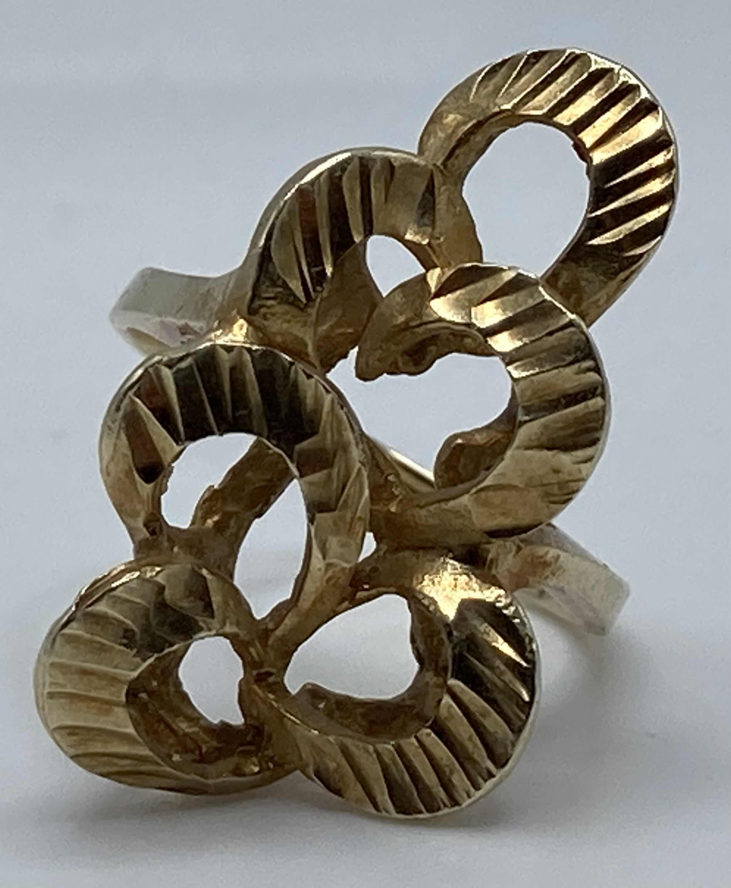 Photo 1 of GOLD RING APPROX RING SIZE 8.5-9