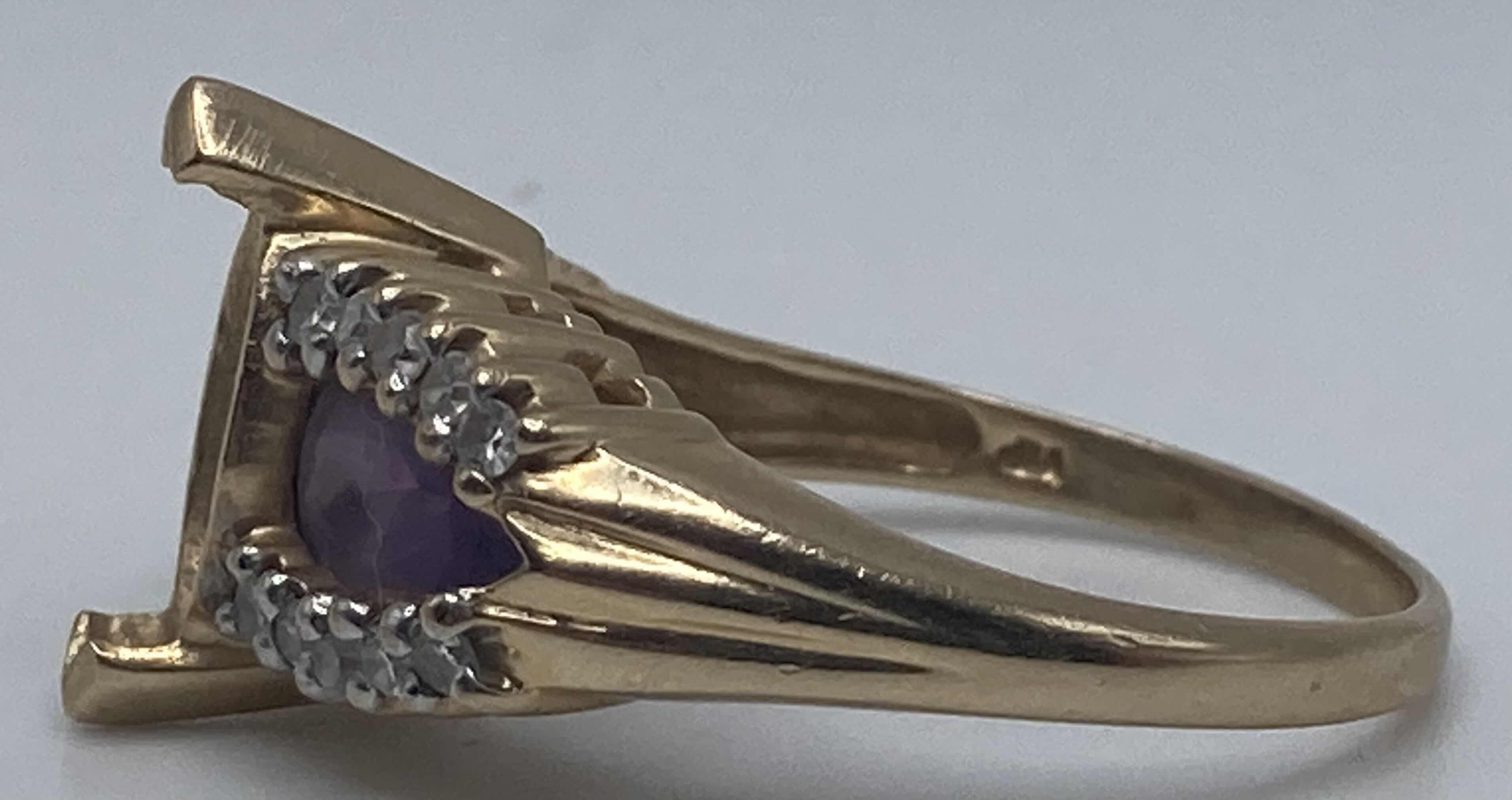 Photo 1 of 10K GOLD RING W PURPLE & CLEAR STONES APPROX RING SIZE 8.5-9 (3.9G)