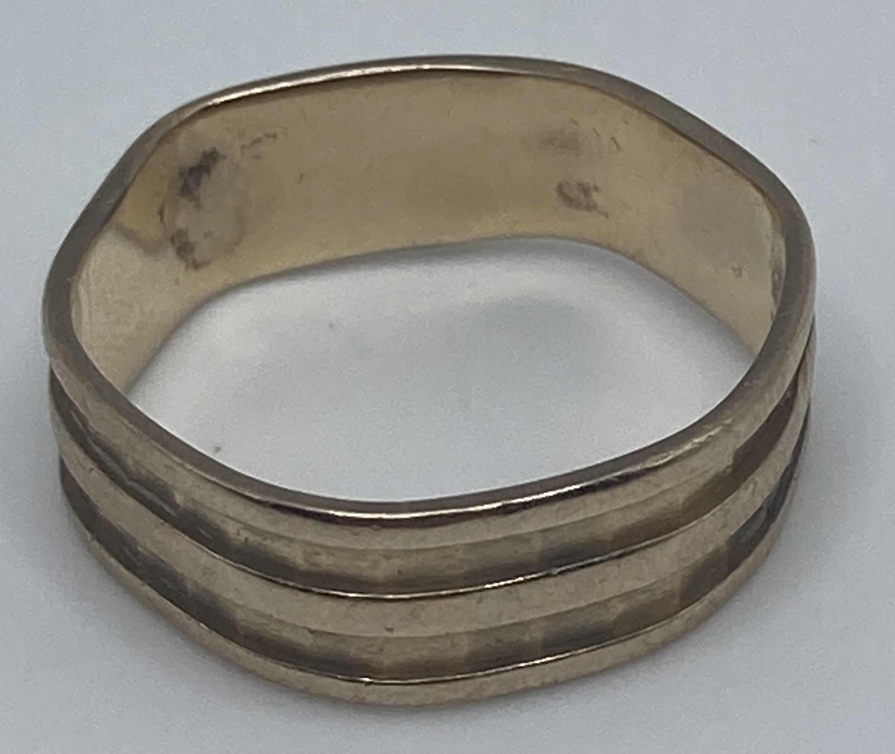 Photo 1 of 10K GOLD RING BAND APPROX SIZE 9.75-10.25 (3.2G)