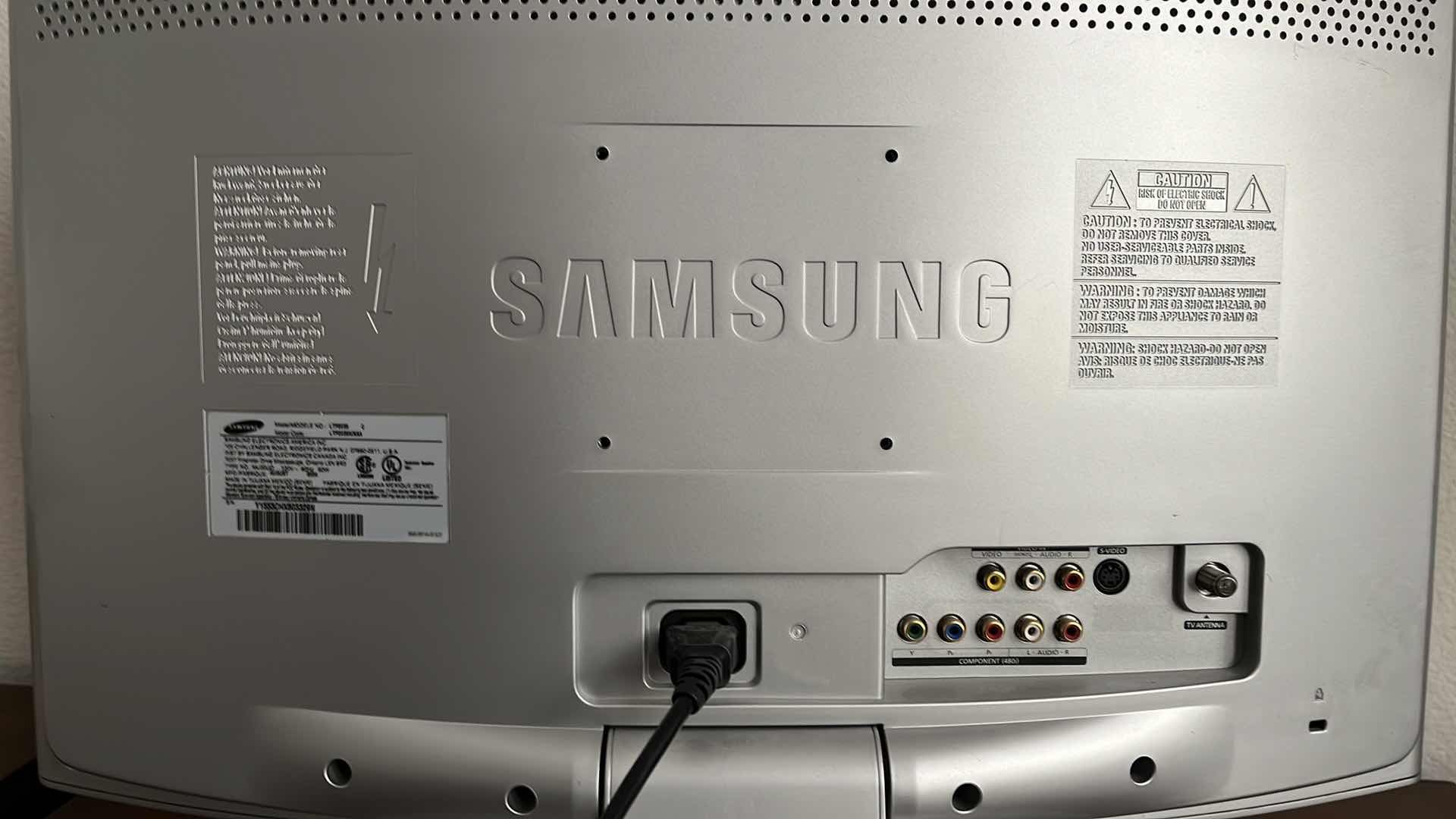 Photo 1 of SAMSUNG 20” LCD TV W REMOTE MODEL TP2035