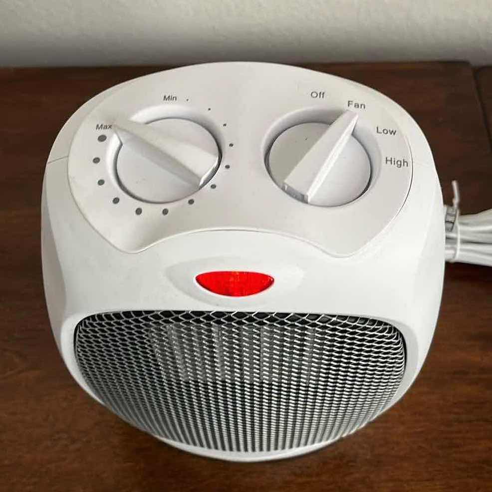 Photo 1 of BLACK & DECKER MINI CERAMIC HEATER/FAN MODEL BHDC500W46