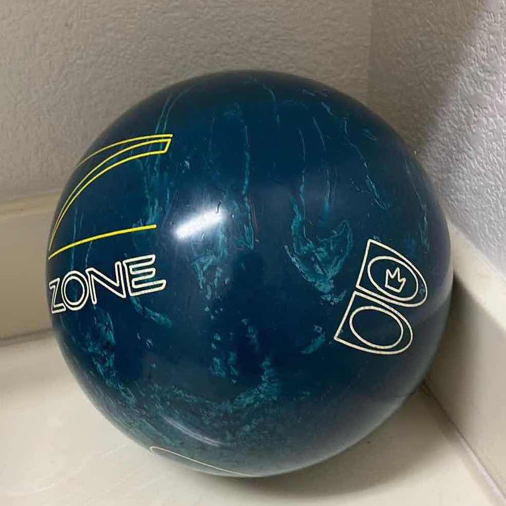 Photo 1 of IMPULSE ZONE WOMENS 8” BOWLING BALL W BAG