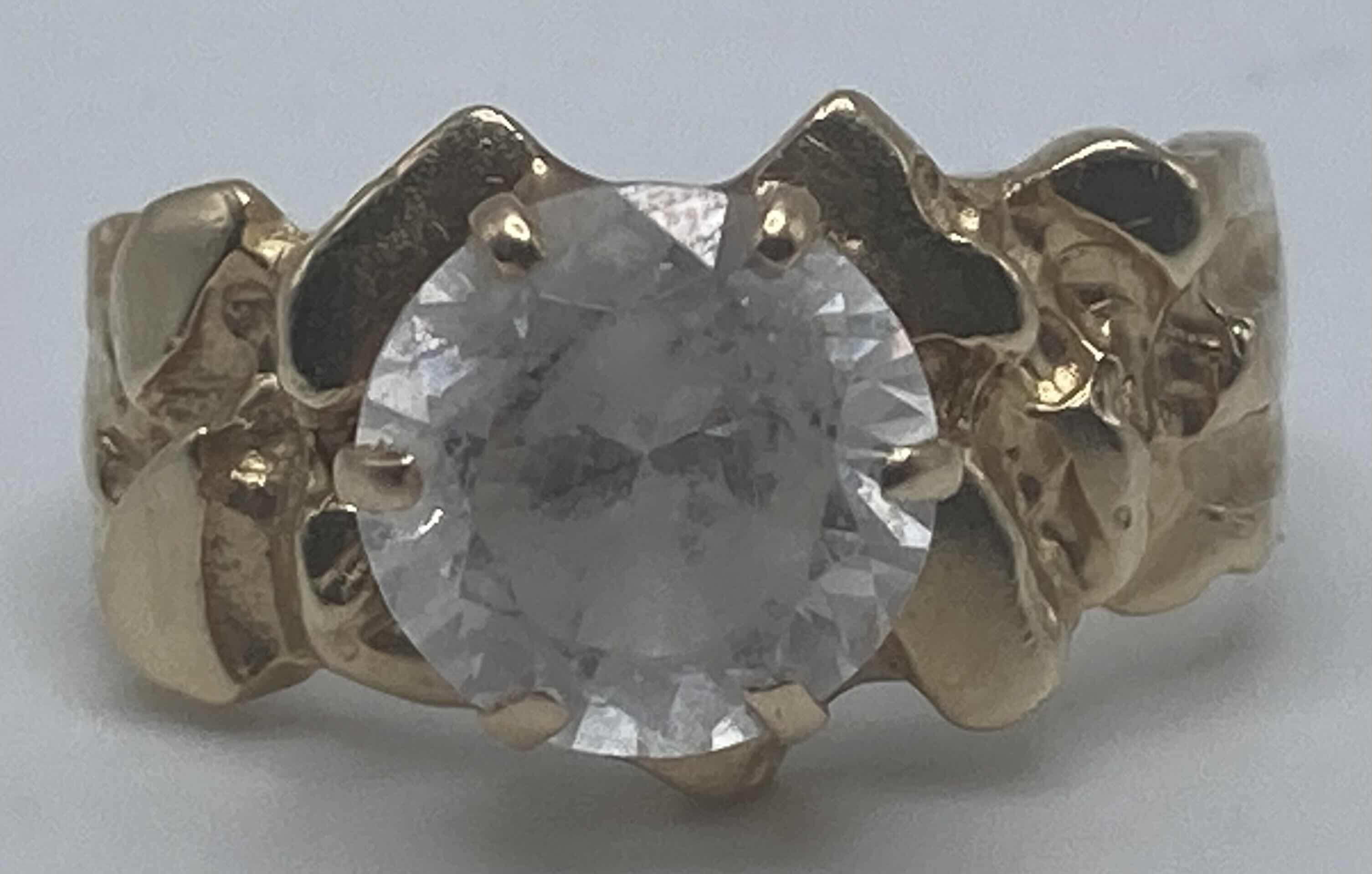 Photo 1 of 14K GOLD RING W CLEAR STONE APPROX SIZE 8.5-9 (6.3G)